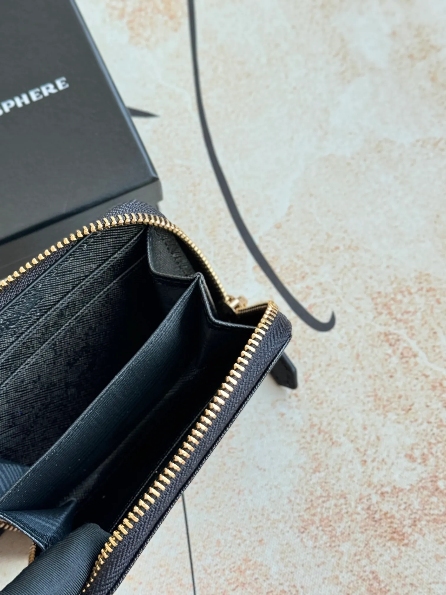💰140💰 Comes with box PRADA’s popular genuine pickup bag [love] latest style in the counter, official website synchronization, genuine development, model 2MC553 #Color: black/pictured inner code 224 OEM code💋 Cross-grain cowhide texture is excellent, imported thread lining, exquisite and even routing, smooth oil edges, exquisite workmanship, size: 12/9/2.5cm with original packaging box Card]