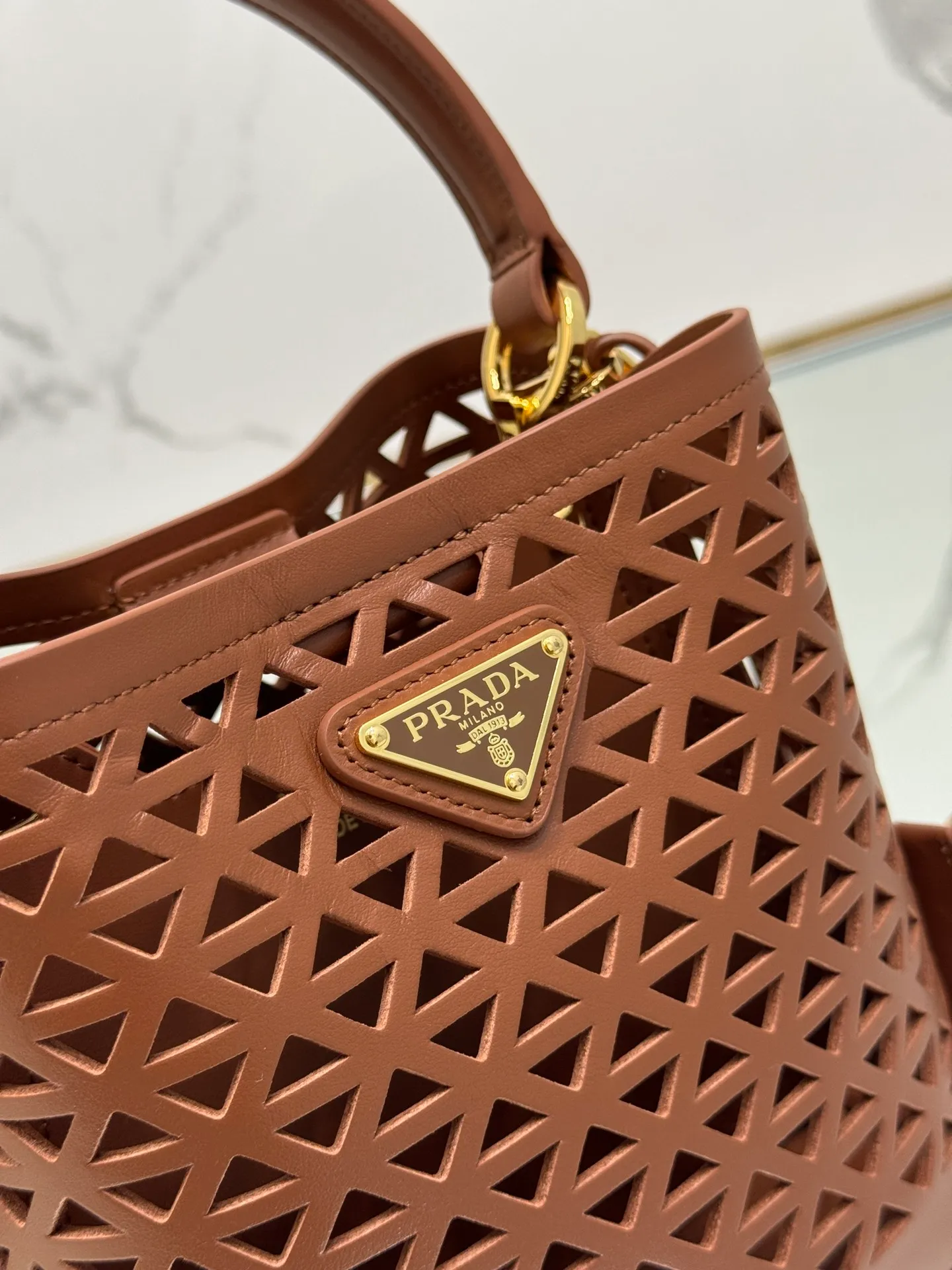 💰1640🌟Hollowout🐮Leather bucket bag The popular "elf" Saffiano perforated calfskin gives this P bucket bag a unique charm. The shape is not too soft and lacks spirit, nor is it too dull and lacks texture. The cute mini size adds a sense of fashion. It can be carried in hand, shoulder or crossbody. It is a handbag that perfectly integrates classic heritage and the trend of the times. Size: 18×17×10.5 cm Style number: 1BA217
