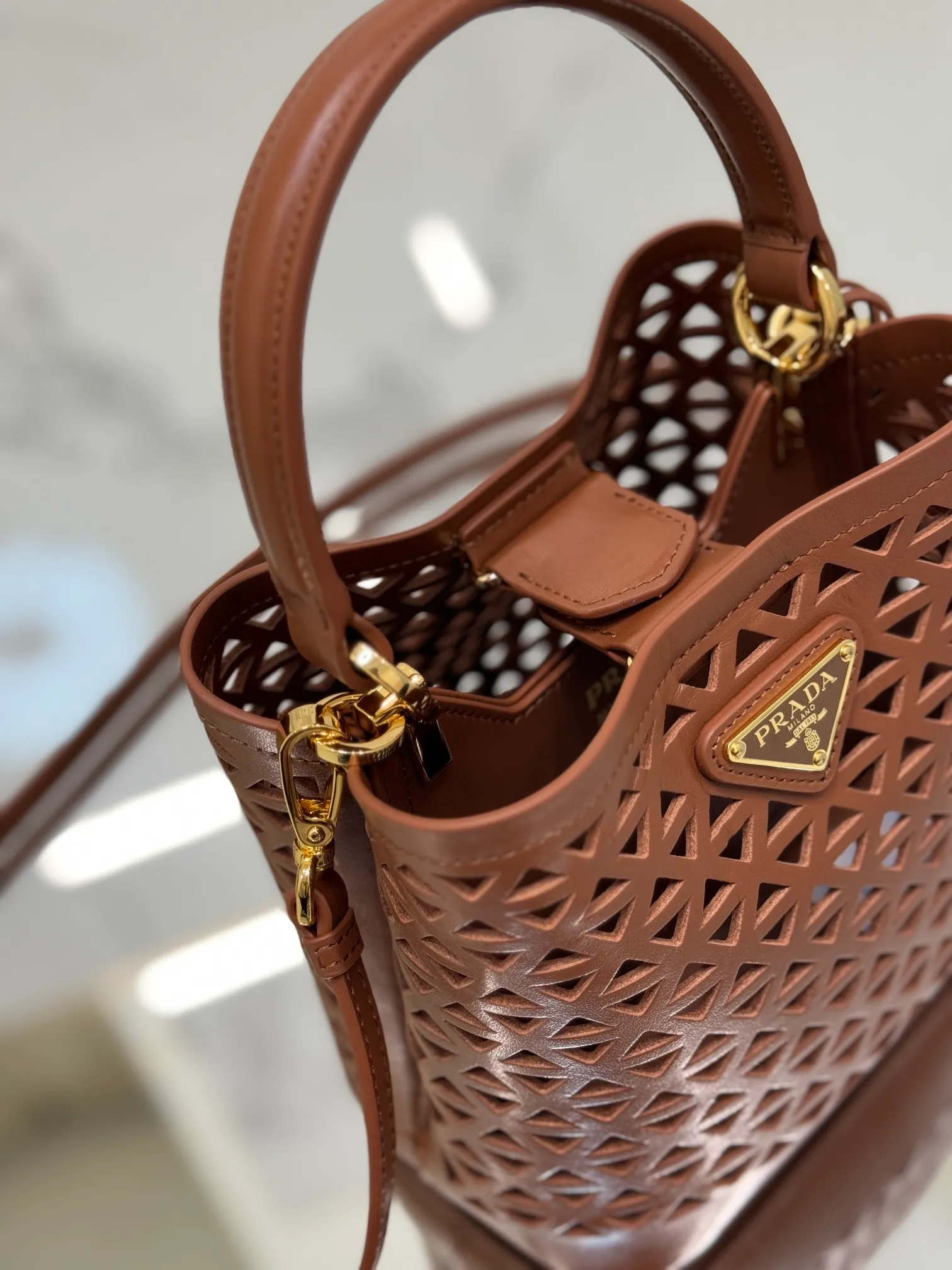 💰1640🌟Hollowout🐮Leather bucket bag The popular "elf" Saffiano perforated calfskin gives this P bucket bag a unique charm. The shape is not too soft and lacks spirit, nor is it too dull and lacks texture. The cute mini size adds a sense of fashion. It can be carried in hand, shoulder or crossbody. It is a handbag that perfectly integrates classic heritage and the trend of the times. Size: 18×17×10.5 cm Style number: 1BA217