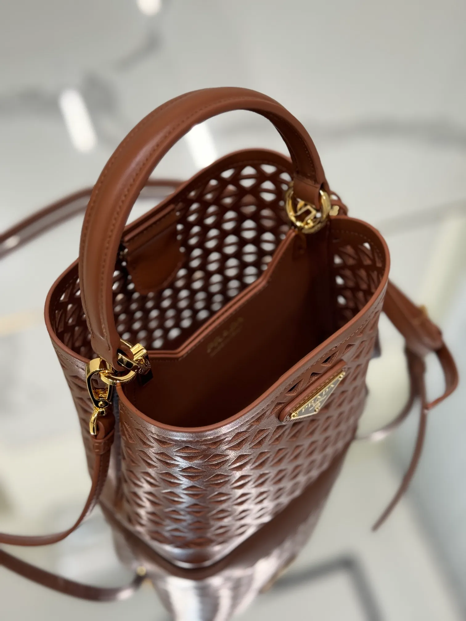💰1640🌟Hollowout🐮Leather bucket bag The popular "elf" Saffiano perforated calfskin gives this P bucket bag a unique charm. The shape is not too soft and lacks spirit, nor is it too dull and lacks texture. The cute mini size adds a sense of fashion. It can be carried in hand, shoulder or crossbody. It is a handbag that perfectly integrates classic heritage and the trend of the times. Size: 18×17×10.5 cm Style number: 1BA217