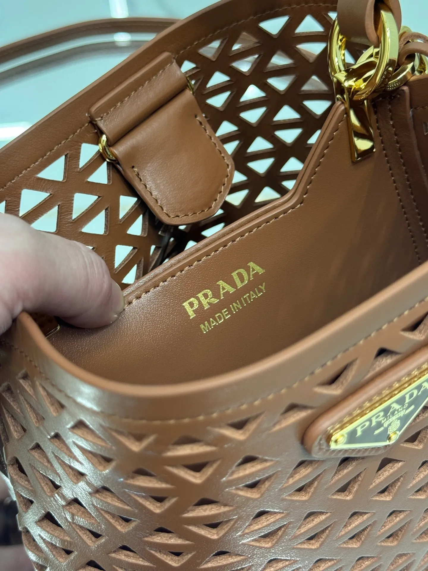 💰1640🌟Hollowout🐮Leather bucket bag The popular "elf" Saffiano perforated calfskin gives this P bucket bag a unique charm. The shape is not too soft and lacks spirit, nor is it too dull and lacks texture. The cute mini size adds a sense of fashion. It can be carried in hand, shoulder or crossbody. It is a handbag that perfectly integrates classic heritage and the trend of the times. Size: 18×17×10.5 cm Style number: 1BA217