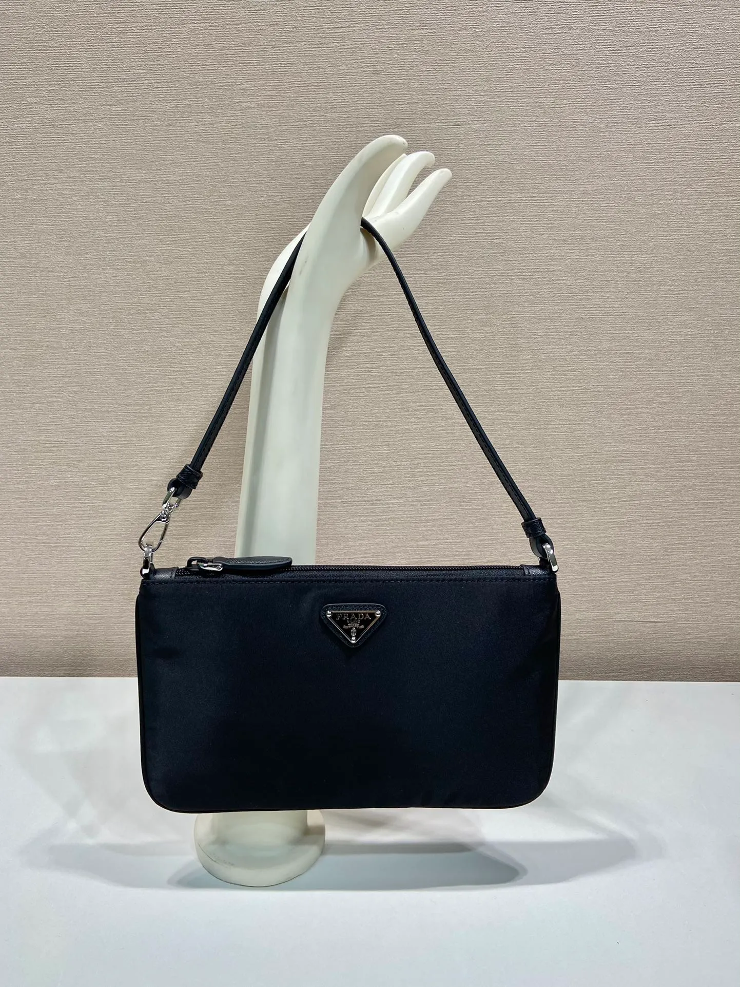💰560🎉New armpit bag🎉1NI545🎉🎉 This armpit bag is made of imported nylon fabric, with imported cross pattern on the handle and metal triangle logo. It has a large space, is lightweight and practical, and the upper body effect is very beautiful and fashionable. It is also a popular style that will never go out of style. Babies, hurry up and get it! Length 24x Height 14cm🎉🎉🎉💰💰💰