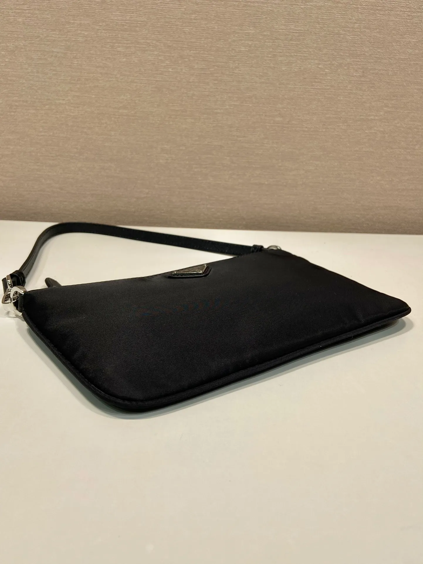 💰560🎉New armpit bag🎉1NI545🎉🎉 This armpit bag is made of imported nylon fabric, with imported cross pattern on the handle and metal triangle logo. It has a large space, is lightweight and practical, and the upper body effect is very beautiful and fashionable. It is also a popular style that will never go out of style. Babies, hurry up and get it! Length 24x Height 14cm🎉🎉🎉💰💰💰