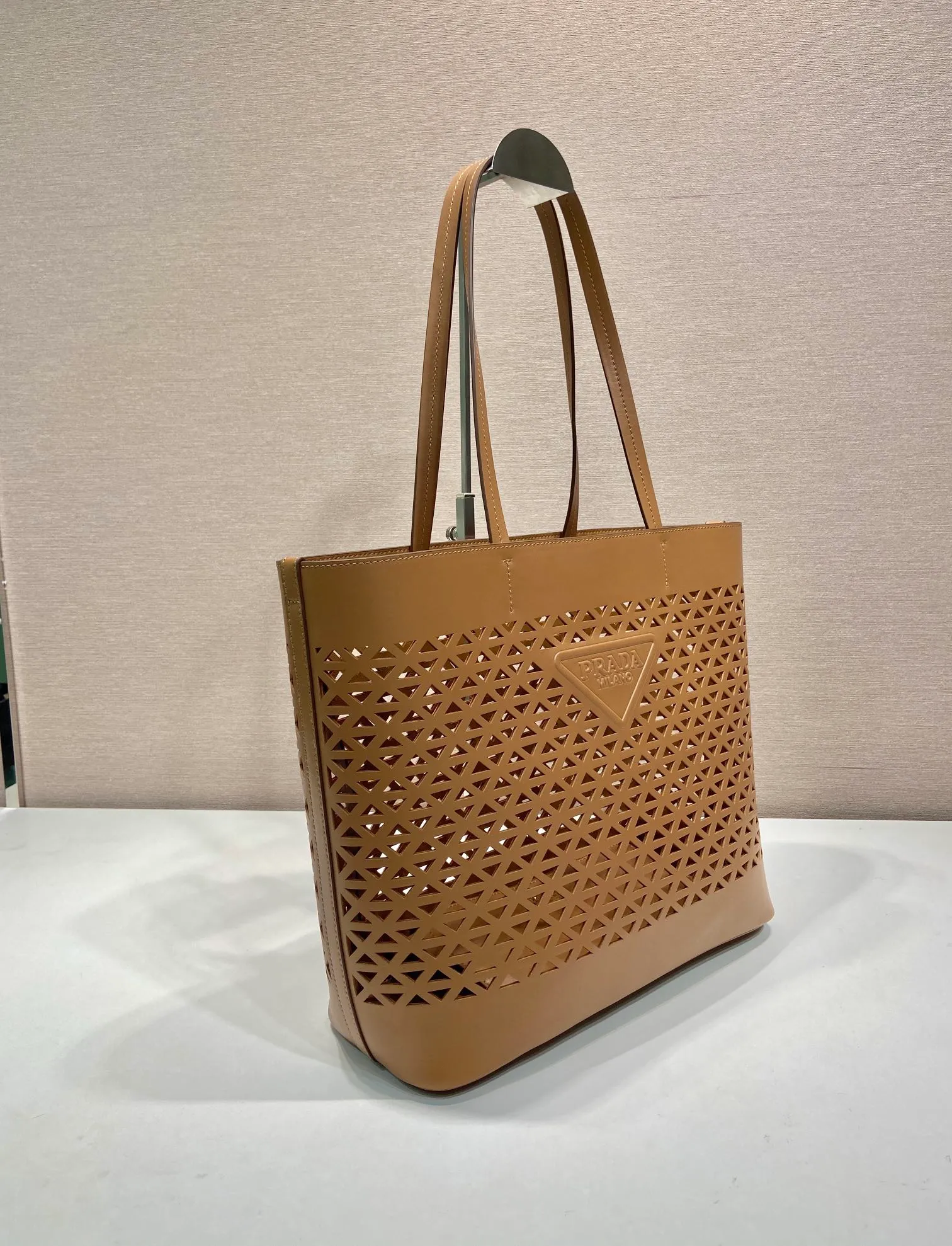 💰1760🎉Skeleton Tote Bag🎉1BG503 Skeleton🎉🎉 This hollow tote bag evolves the classic triangle into a modernist geometric pattern, injecting versatile and fashionable design elements. Comes with detachable clutch. Made of laser-cut perforated leather, it has ample capacity and the embossed letter logo is the icing on the cake. The upper body effect is very fashionable and elegant. It is worth owning. Length 32x Height 29x Bottom 13cm🎉🎉🎉👏👏👏