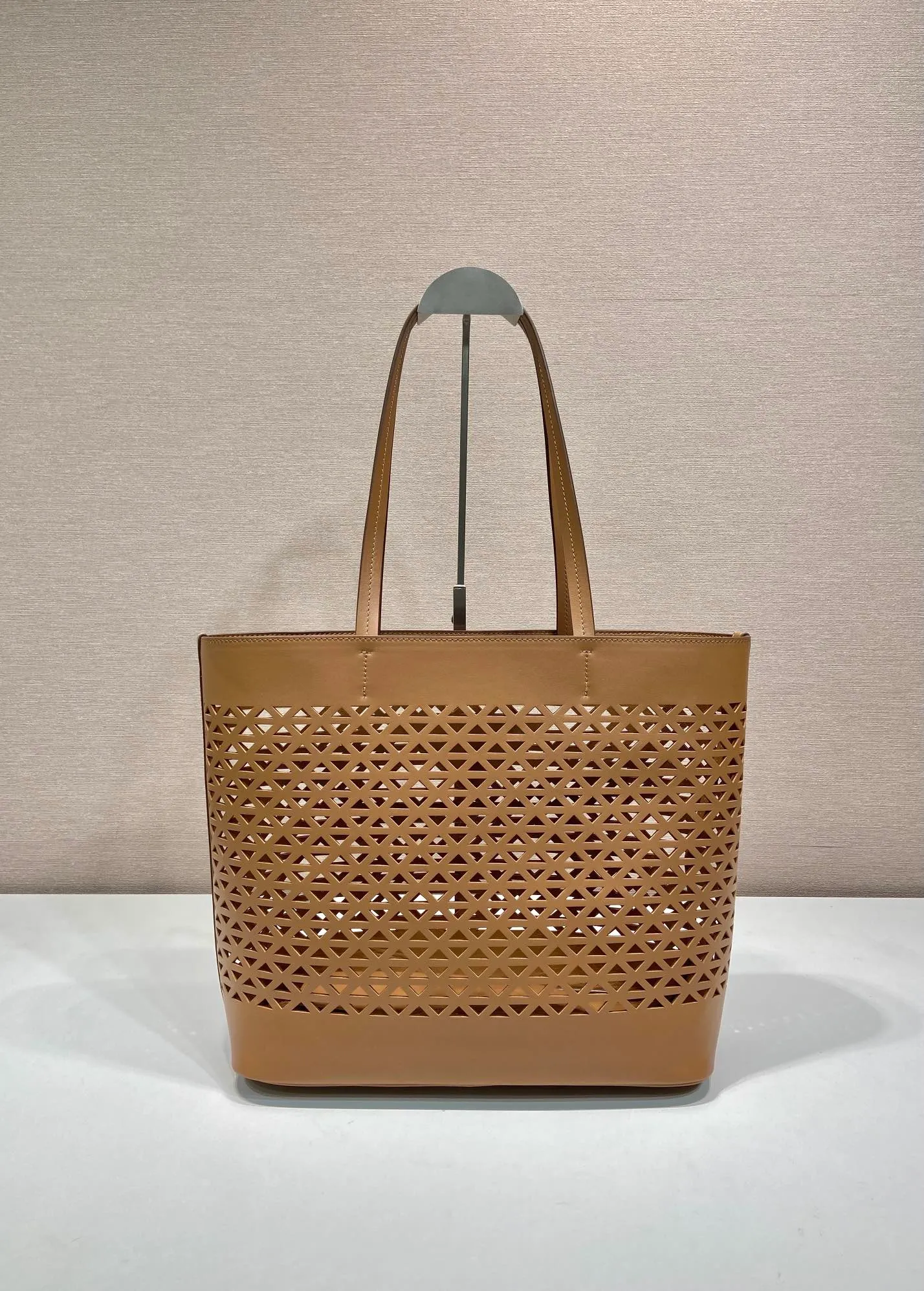 💰1760🎉Skeleton Tote Bag🎉1BG503 Skeleton🎉🎉 This hollow tote bag evolves the classic triangle into a modernist geometric pattern, injecting versatile and fashionable design elements. Comes with detachable clutch. Made of laser-cut perforated leather, it has ample capacity and the embossed letter logo is the icing on the cake. The upper body effect is very fashionable and elegant. It is worth owning. Length 32x Height 29x Bottom 13cm🎉🎉🎉👏👏👏