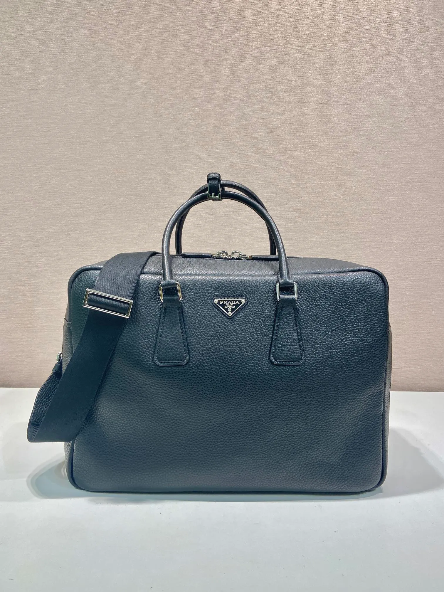 💰2160🎉New briefcase🎉2VE339 extra large🎉🎉 This briefcase is made of imported deerskin grain cowhide. Showing practical and elegant temperament, the spacious and practical shape is full of personality. Features an adjustable and removable webbing shoulder strap. Enameled metal triangle logo at front. Zip closure. The capacity is large and can be used for daily use. Handsome guys, hurry up and get it🎉🎉 Length 40x Height 28.5x Bottom length 16cm🎉🎉🎉👏👏👏