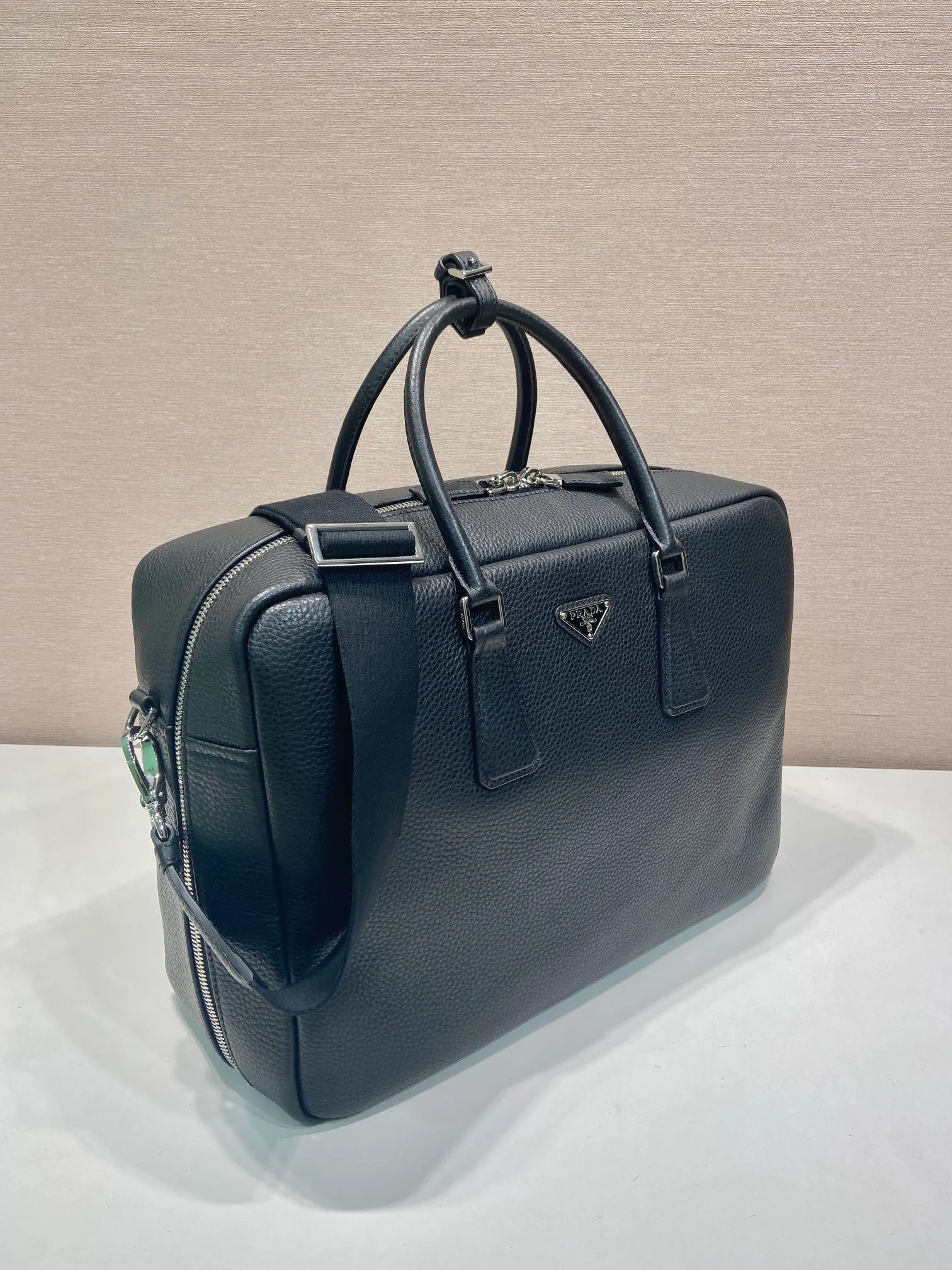 💰2160🎉New briefcase🎉2VE339 extra large🎉🎉 This briefcase is made of imported deerskin grain cowhide. Showing practical and elegant temperament, the spacious and practical shape is full of personality. Features an adjustable and removable webbing shoulder strap. Enameled metal triangle logo at front. Zip closure. The capacity is large and can be used for daily use. Handsome guys, hurry up and get it🎉🎉 Length 40x Height 28.5x Bottom length 16cm🎉🎉🎉👏👏👏