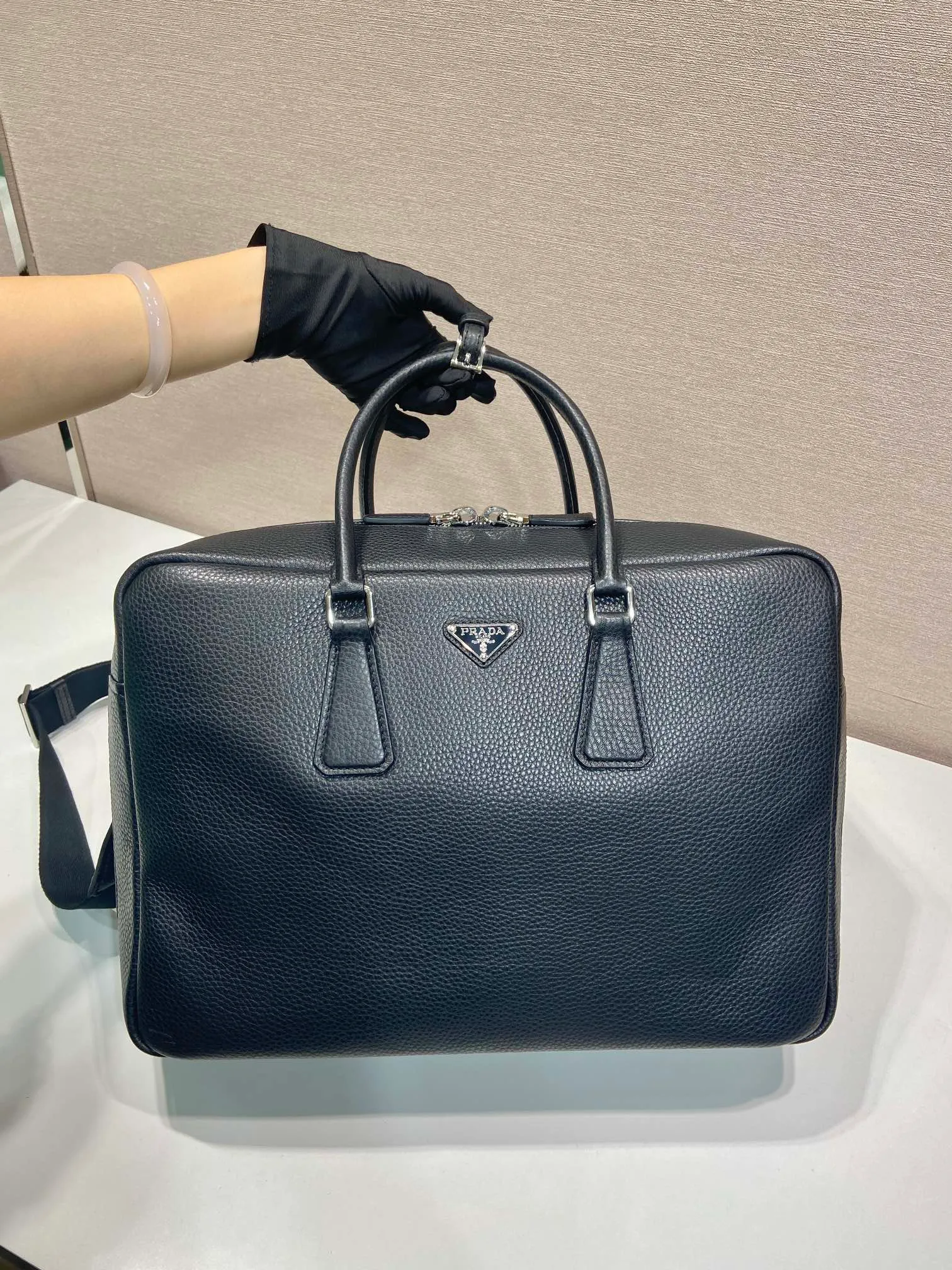 💰2160🎉New briefcase🎉2VE339 extra large🎉🎉 This briefcase is made of imported deerskin grain cowhide. Showing practical and elegant temperament, the spacious and practical shape is full of personality. Features an adjustable and removable webbing shoulder strap. Enameled metal triangle logo at front. Zip closure. The capacity is large and can be used for daily use. Handsome guys, hurry up and get it🎉🎉 Length 40x Height 28.5x Bottom length 16cm🎉🎉🎉👏👏👏