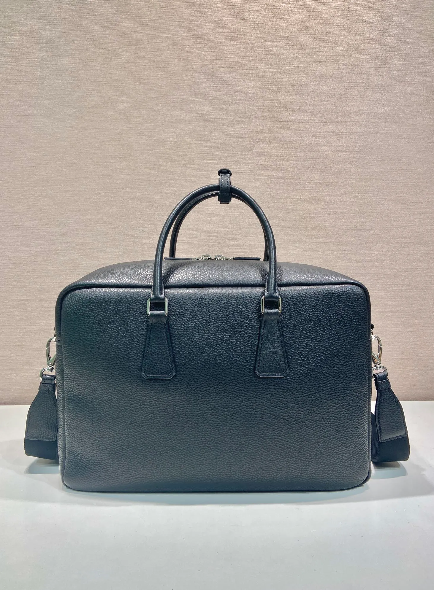 💰2160🎉New briefcase🎉2VE339 extra large🎉🎉 This briefcase is made of imported deerskin grain cowhide. Showing practical and elegant temperament, the spacious and practical shape is full of personality. Features an adjustable and removable webbing shoulder strap. Enameled metal triangle logo at front. Zip closure. The capacity is large and can be used for daily use. Handsome guys, hurry up and get it🎉🎉 Length 40x Height 28.5x Bottom length 16cm🎉🎉🎉👏👏👏