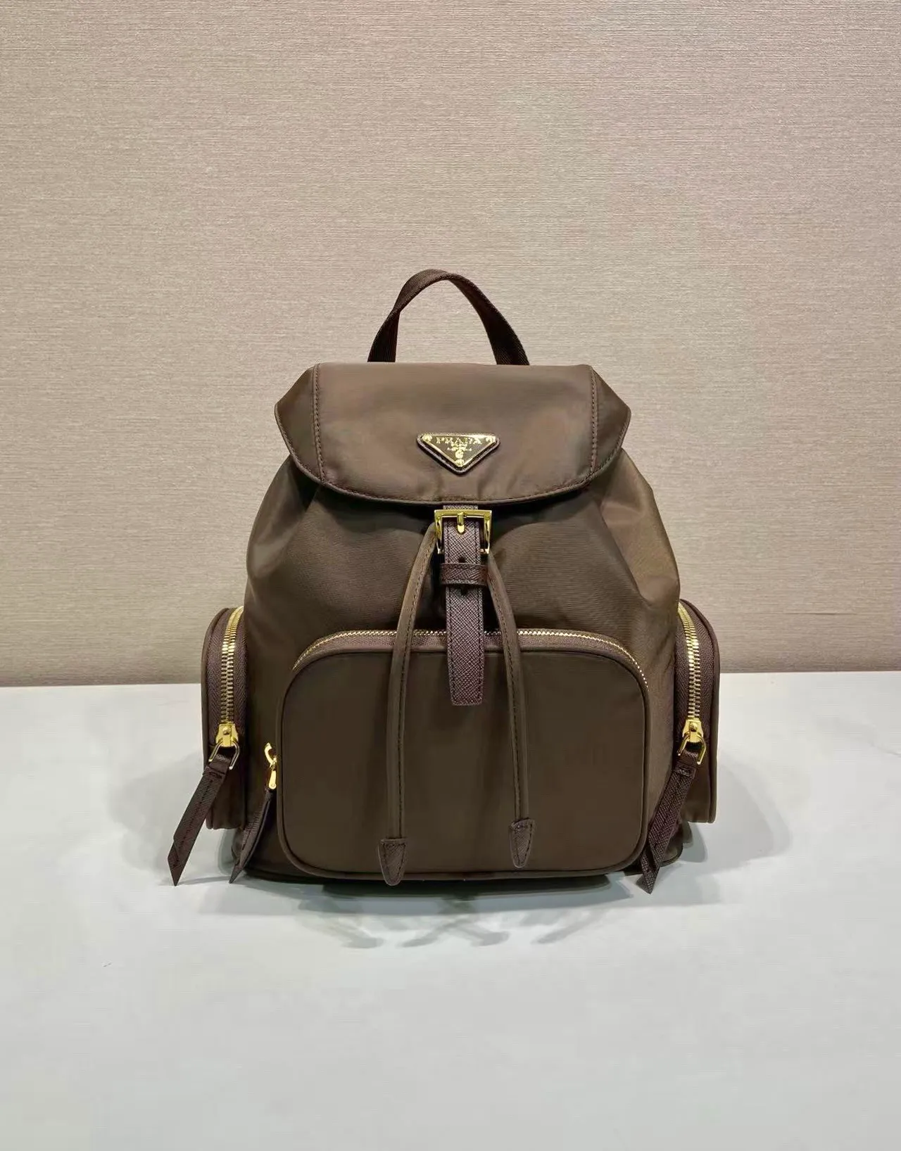 💰1300🎉New product🎉1BZ081 Backpack🎉🎉 This backpack is made of imported nylon fabric. The body of the bag is designed with three zipper pockets. The bag opening is opened and closed with a flip drawstring. It has top-grade hardware, large capacity, and many pockets. It is very practical. Length 24.5x Height 29x Bottom 12cm🎉🎉🎉💰💰💰