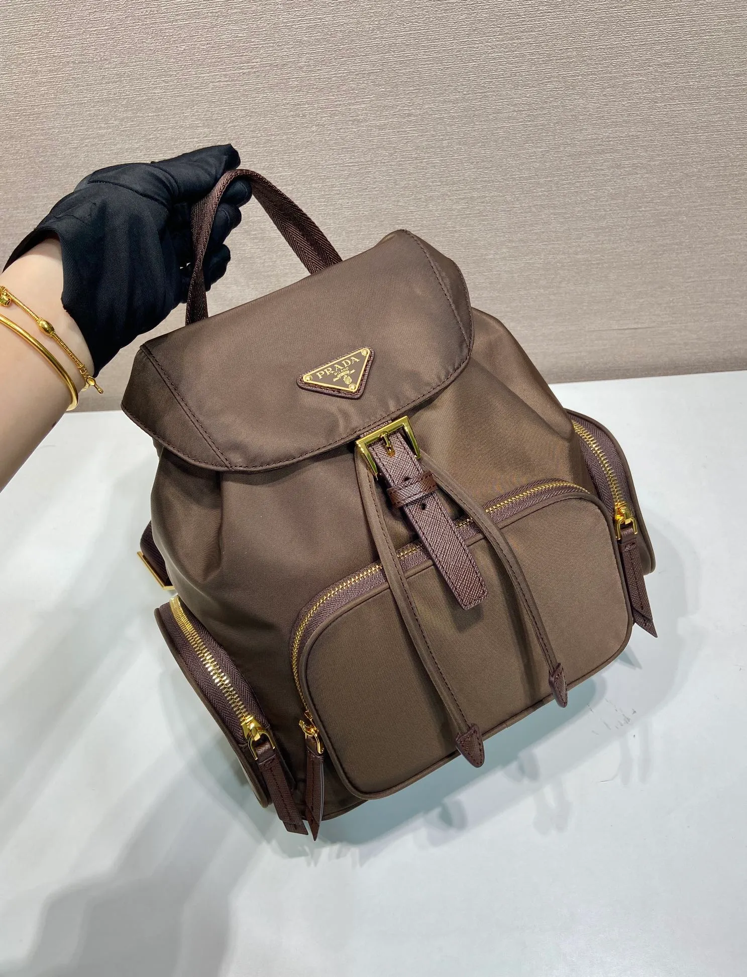 💰1300🎉New product🎉1BZ081 Backpack🎉🎉 This backpack is made of imported nylon fabric. The body of the bag is designed with three zipper pockets. The bag opening is opened and closed with a flip drawstring. It has top-grade hardware, large capacity, and many pockets. It is very practical. Length 24.5x Height 29x Bottom 12cm🎉🎉🎉💰💰💰