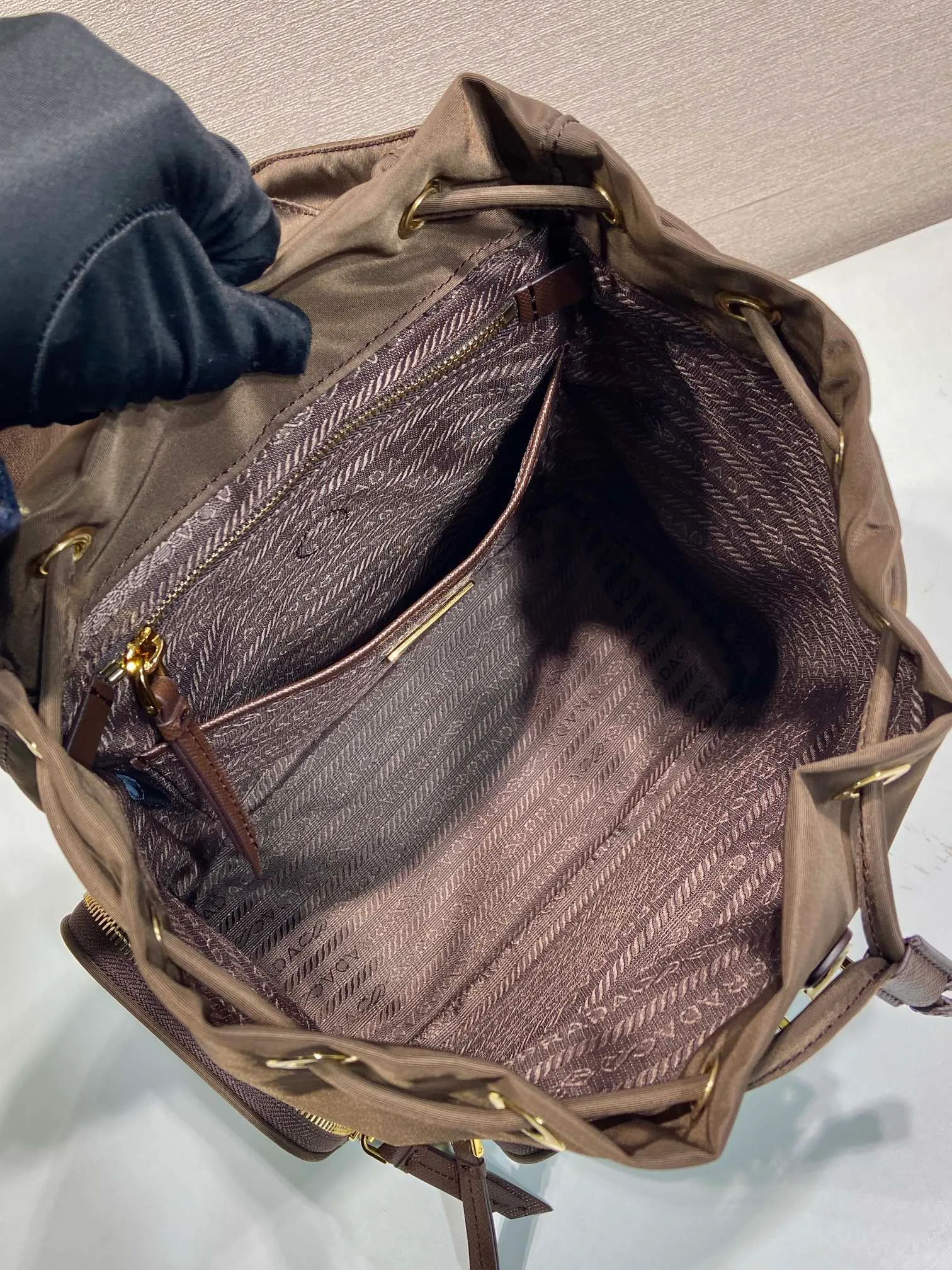 💰1300🎉New product🎉1BZ081 Backpack🎉🎉 This backpack is made of imported nylon fabric. The body of the bag is designed with three zipper pockets. The bag opening is opened and closed with a flip drawstring. It has top-grade hardware, large capacity, and many pockets. It is very practical. Length 24.5x Height 29x Bottom 12cm🎉🎉🎉💰💰💰