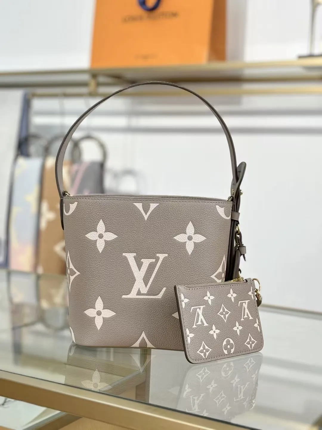 P¥1360👉nfc163C01 dynamic chip👈 [100% MB special grade original leather, all steel hardware] This All In BB handbag integrates modern design concepts into elegant silhouette and ample space. Monogram Empreinte leather craftsmanship creates a simple bucket bag structure, the iconic nameplate and metal padlock highlight the exquisite details, and the adjustable handle pays homage to the brand's trunk-making heritage. Embossed grained cow leather - Cow leather trim - Textile lining - Metal hardware - Magnetic and hook closure - Removable zippered interior pocket - A brand name - Padlock - Holds your smartphone, keys, Zippy wallet and headphones - Shoulder strap: non-detachable, adjustable! ! Model: M13045; Size: 16x18x12CM