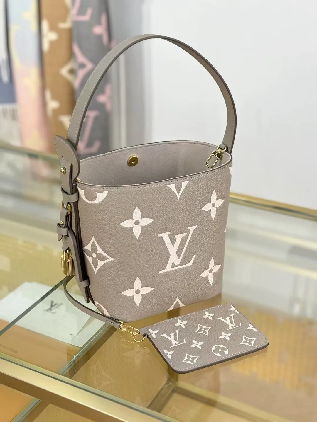P¥1360👉nfc163C01 dynamic chip👈 [100% MB special grade original leather, all steel hardware] This All In BB handbag integrates modern design concepts into elegant silhouette and ample space. Monogram Empreinte leather craftsmanship creates a simple bucket bag structure, the iconic nameplate and metal padlock highlight the exquisite details, and the adjustable handle pays homage to the brand's trunk-making heritage. Embossed grained cow leather - Cow leather trim - Textile lining - Metal hardware - Magnetic and hook closure - Removable zippered interior pocket - A brand name - Padlock - Holds your smartphone, keys, Zippy wallet and headphones - Shoulder strap: non-detachable, adjustable! ! Model: M13045; Size: 16x18x12CM