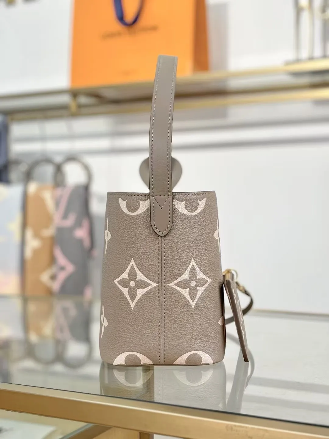 P¥1360👉nfc163C01 dynamic chip👈 [100% MB special grade original leather, all steel hardware] This All In BB handbag integrates modern design concepts into elegant silhouette and ample space. Monogram Empreinte leather craftsmanship creates a simple bucket bag structure, the iconic nameplate and metal padlock highlight the exquisite details, and the adjustable handle pays homage to the brand's trunk-making heritage. Embossed grained cow leather - Cow leather trim - Textile lining - Metal hardware - Magnetic and hook closure - Removable zippered interior pocket - A brand name - Padlock - Holds your smartphone, keys, Zippy wallet and headphones - Shoulder strap: non-detachable, adjustable! ! Model: M13045; Size: 16x18x12CM