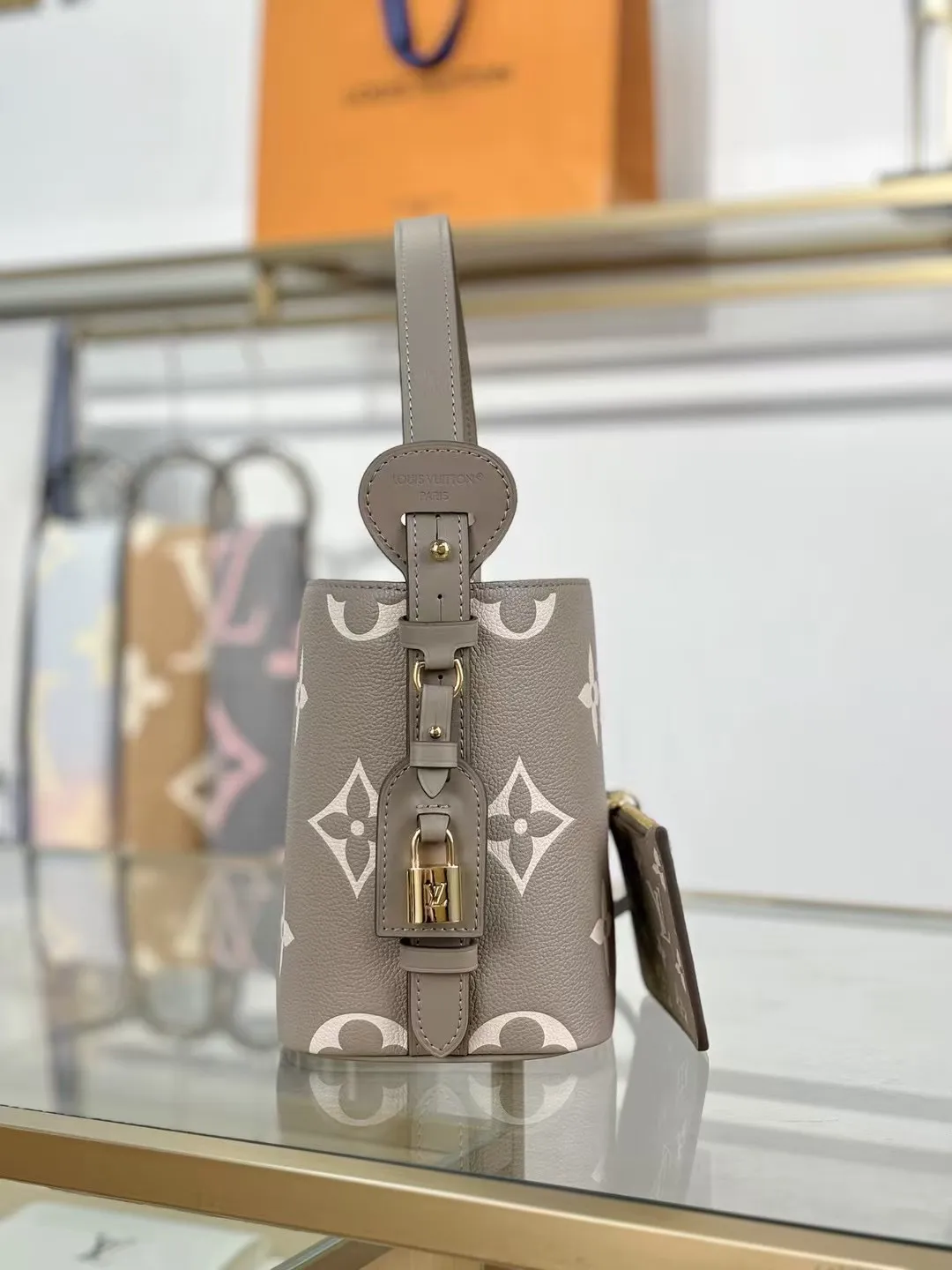 P¥1360👉nfc163C01 dynamic chip👈 [100% MB special grade original leather, all steel hardware] This All In BB handbag integrates modern design concepts into elegant silhouette and ample space. Monogram Empreinte leather craftsmanship creates a simple bucket bag structure, the iconic nameplate and metal padlock highlight the exquisite details, and the adjustable handle pays homage to the brand's trunk-making heritage. Embossed grained cow leather - Cow leather trim - Textile lining - Metal hardware - Magnetic and hook closure - Removable zippered interior pocket - A brand name - Padlock - Holds your smartphone, keys, Zippy wallet and headphones - Shoulder strap: non-detachable, adjustable! ! Model: M13045; Size: 16x18x12CM