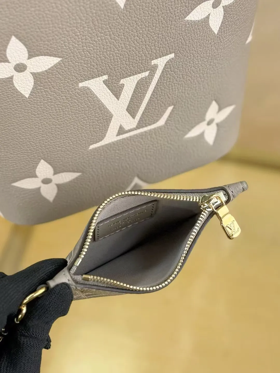 P¥1360👉nfc163C01 dynamic chip👈 [100% MB special grade original leather, all steel hardware] This All In BB handbag integrates modern design concepts into elegant silhouette and ample space. Monogram Empreinte leather craftsmanship creates a simple bucket bag structure, the iconic nameplate and metal padlock highlight the exquisite details, and the adjustable handle pays homage to the brand's trunk-making heritage. Embossed grained cow leather - Cow leather trim - Textile lining - Metal hardware - Magnetic and hook closure - Removable zippered interior pocket - A brand name - Padlock - Holds your smartphone, keys, Zippy wallet and headphones - Shoulder strap: non-detachable, adjustable! ! Model: M13045; Size: 16x18x12CM