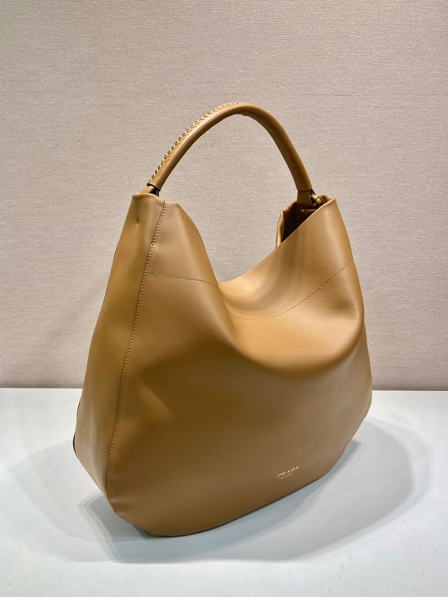 💰2060🎉New tote bag🎉1BC219🎉🎉 This shoulder bag with ample capacity is made of imported cowhide and has a practical and exquisite design. The style is versatile, the texture is ultra-soft, and it features a magnetic closure and gleaming metal hardware. The front is embossed with a letter logo, simple yet elegant. The upper body effect is very elegant, a must-have for babies in autumn and winter. Get it now! Length 45.5x Height 43x Bottom 11cm🎉🎉🎉👏👏👏