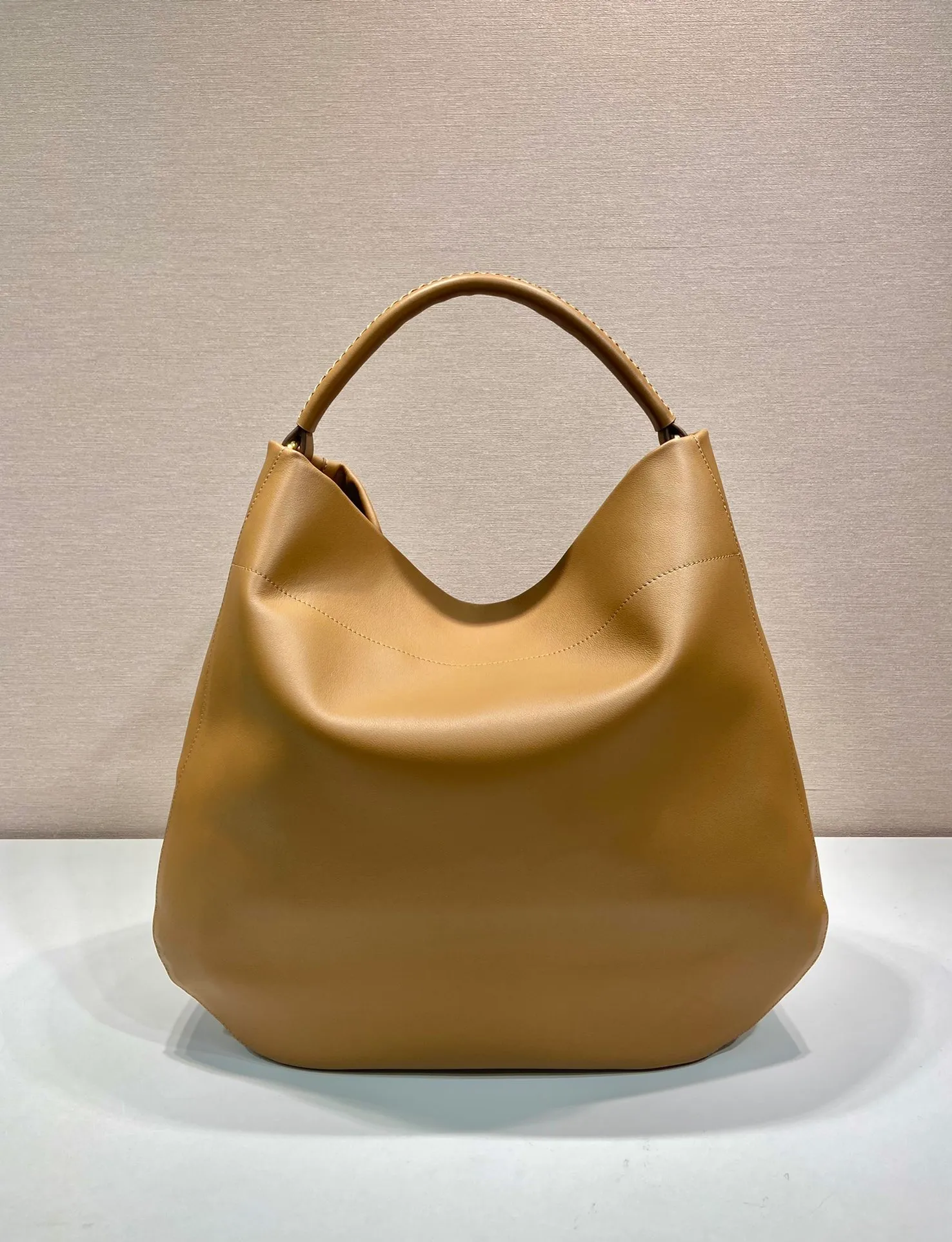 💰2060🎉New tote bag🎉1BC219🎉🎉 This shoulder bag with ample capacity is made of imported cowhide and has a practical and exquisite design. The style is versatile, the texture is ultra-soft, and it features a magnetic closure and gleaming metal hardware. The front is embossed with a letter logo, simple yet elegant. The upper body effect is very elegant, a must-have for babies in autumn and winter. Get it now! Length 45.5x Height 43x Bottom 11cm🎉🎉🎉👏👏👏