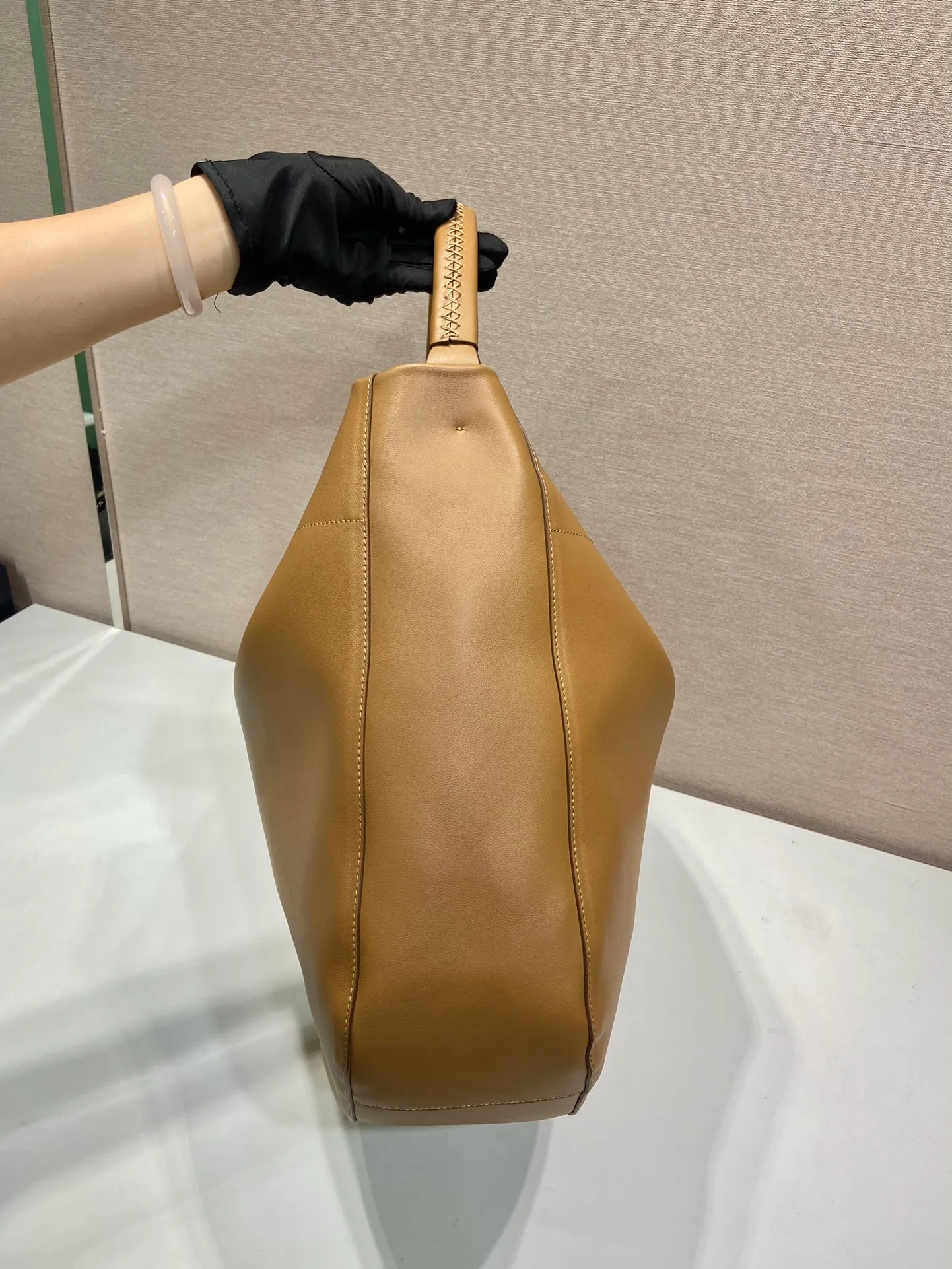 💰2060🎉New tote bag🎉1BC219🎉🎉 This shoulder bag with ample capacity is made of imported cowhide and has a practical and exquisite design. The style is versatile, the texture is ultra-soft, and it features a magnetic closure and gleaming metal hardware. The front is embossed with a letter logo, simple yet elegant. The upper body effect is very elegant, a must-have for babies in autumn and winter. Get it now! Length 45.5x Height 43x Bottom 11cm🎉🎉🎉👏👏👏
