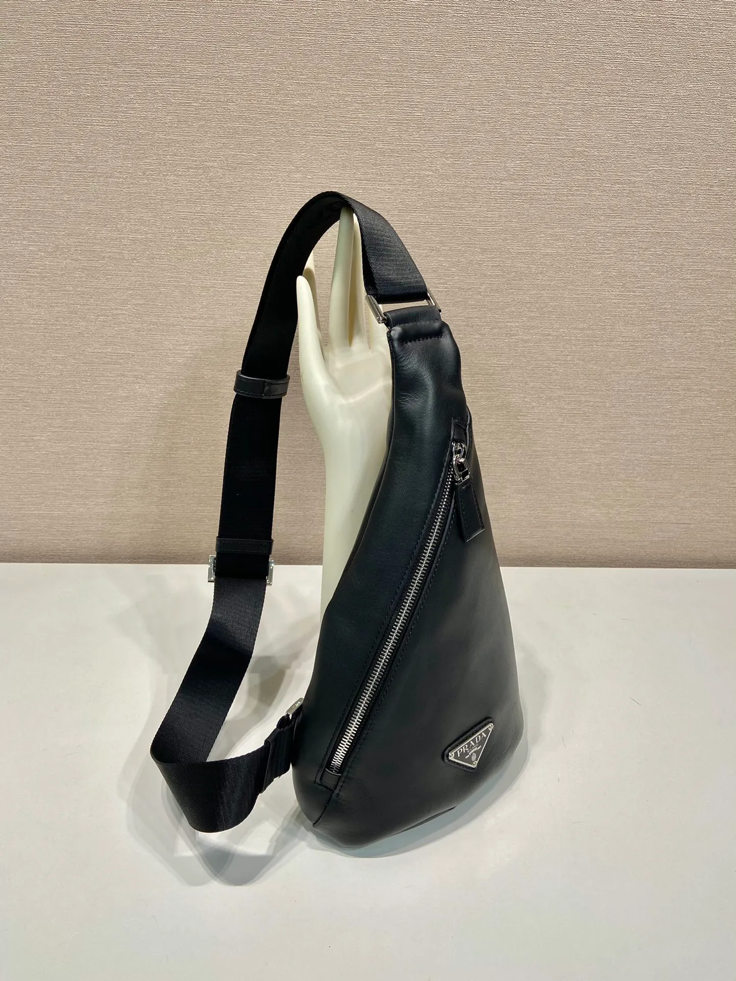 💰1320👏 New chest bag 👏2VZ098 plain 👏 The style of this simple bag is somewhere between a backpack and a shoulder bag, with a mix and match feature, highlighting the duality of the P family. Designed in Nappa leather, the bag creates a playful and original combination of silhouette and functionality. The brand is embodied in tonal embossed details on the front. Lightweight and practical. Hurry up and get it👏👏 Length 17x Height 32x Bottom 6.5cm👏👏👏👍👍👍