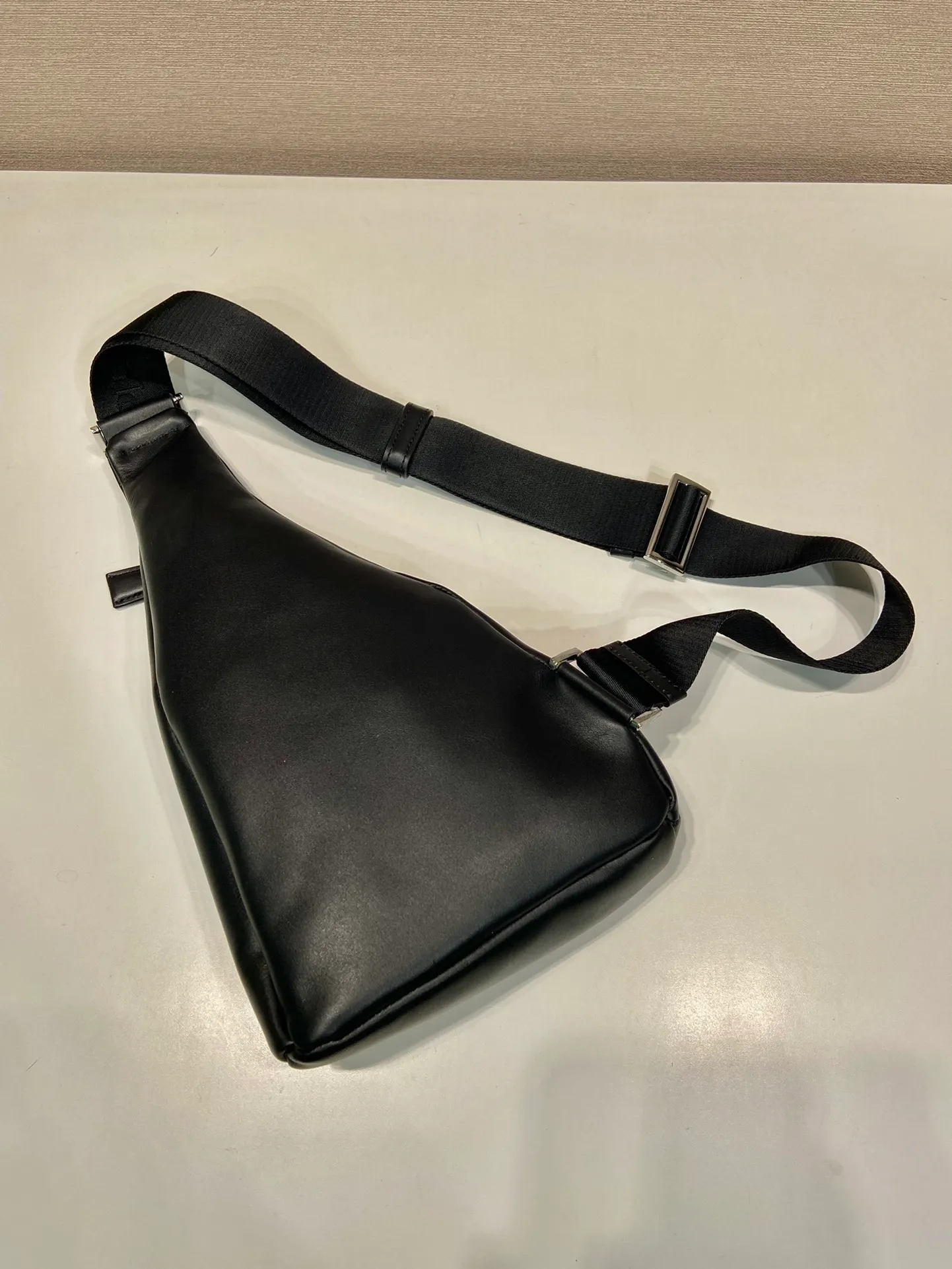 💰1320👏 New chest bag 👏2VZ098 plain 👏 The style of this simple bag is somewhere between a backpack and a shoulder bag, with a mix and match feature, highlighting the duality of the P family. Designed in Nappa leather, the bag creates a playful and original combination of silhouette and functionality. The brand is embodied in tonal embossed details on the front. Lightweight and practical. Hurry up and get it👏👏 Length 17x Height 32x Bottom 6.5cm👏👏👏👍👍👍