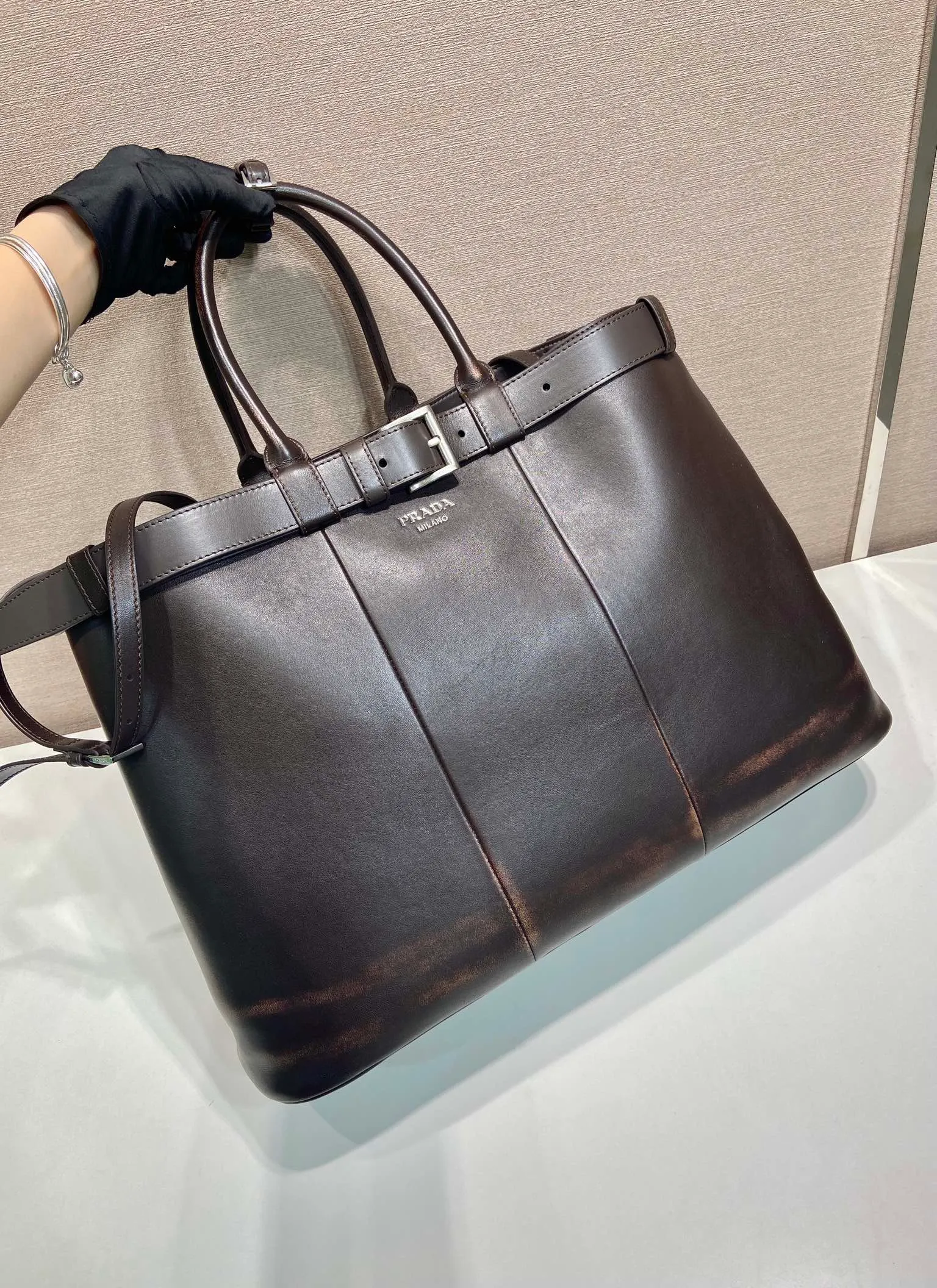 💰2360🎉New men's bag🎉1BG126 extra large distressed leather🎉🎉 This handbag is made of distressed effect cowhide. The interior is equipped with imported soft sheepskin, a three-layer design, and a detachable/adjustable long shoulder strap. It has a modern and simple style and incorporates exquisite and delicate details. Simple and elegant, fashionable and practical, it is an eternal hit. Babies, the extra large size 48cm you have longed for has arrived😘 Hurry up and get it🎉🎉 Length 48x Height 34x Bottom 18cm🎉🎉🎉👏👏👏