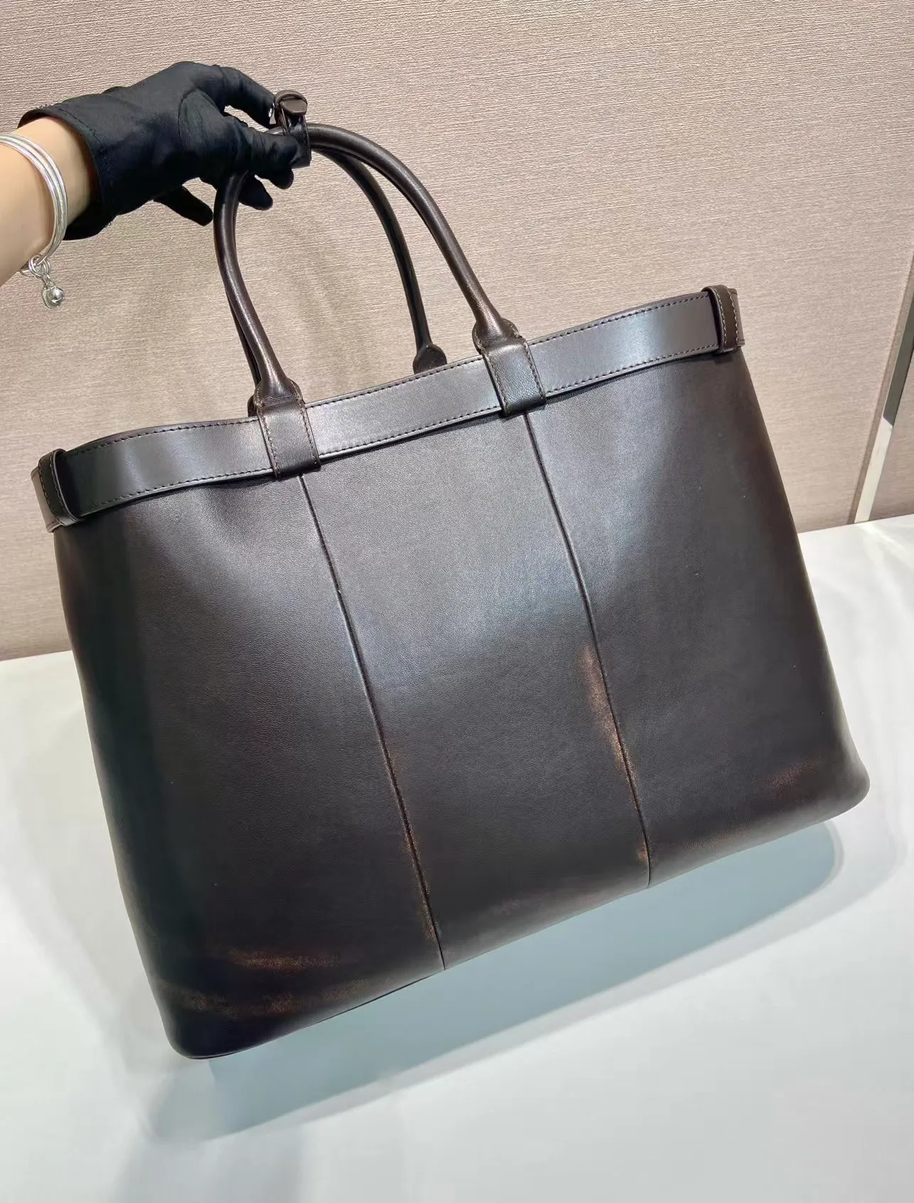💰2360🎉New men's bag🎉1BG126 extra large distressed leather🎉🎉 This handbag is made of distressed effect cowhide. The interior is equipped with imported soft sheepskin, a three-layer design, and a detachable/adjustable long shoulder strap. It has a modern and simple style and incorporates exquisite and delicate details. Simple and elegant, fashionable and practical, it is an eternal hit. Babies, the extra large size 48cm you have longed for has arrived😘 Hurry up and get it🎉🎉 Length 48x Height 34x Bottom 18cm🎉🎉🎉👏👏👏