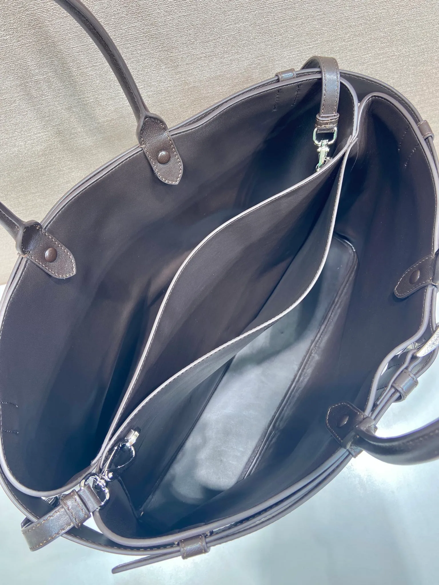 💰2360🎉New men's bag🎉1BG126 extra large distressed leather🎉🎉 This handbag is made of distressed effect cowhide. The interior is equipped with imported soft sheepskin, a three-layer design, and a detachable/adjustable long shoulder strap. It has a modern and simple style and incorporates exquisite and delicate details. Simple and elegant, fashionable and practical, it is an eternal hit. Babies, the extra large size 48cm you have longed for has arrived😘 Hurry up and get it🎉🎉 Length 48x Height 34x Bottom 18cm🎉🎉🎉👏👏👏