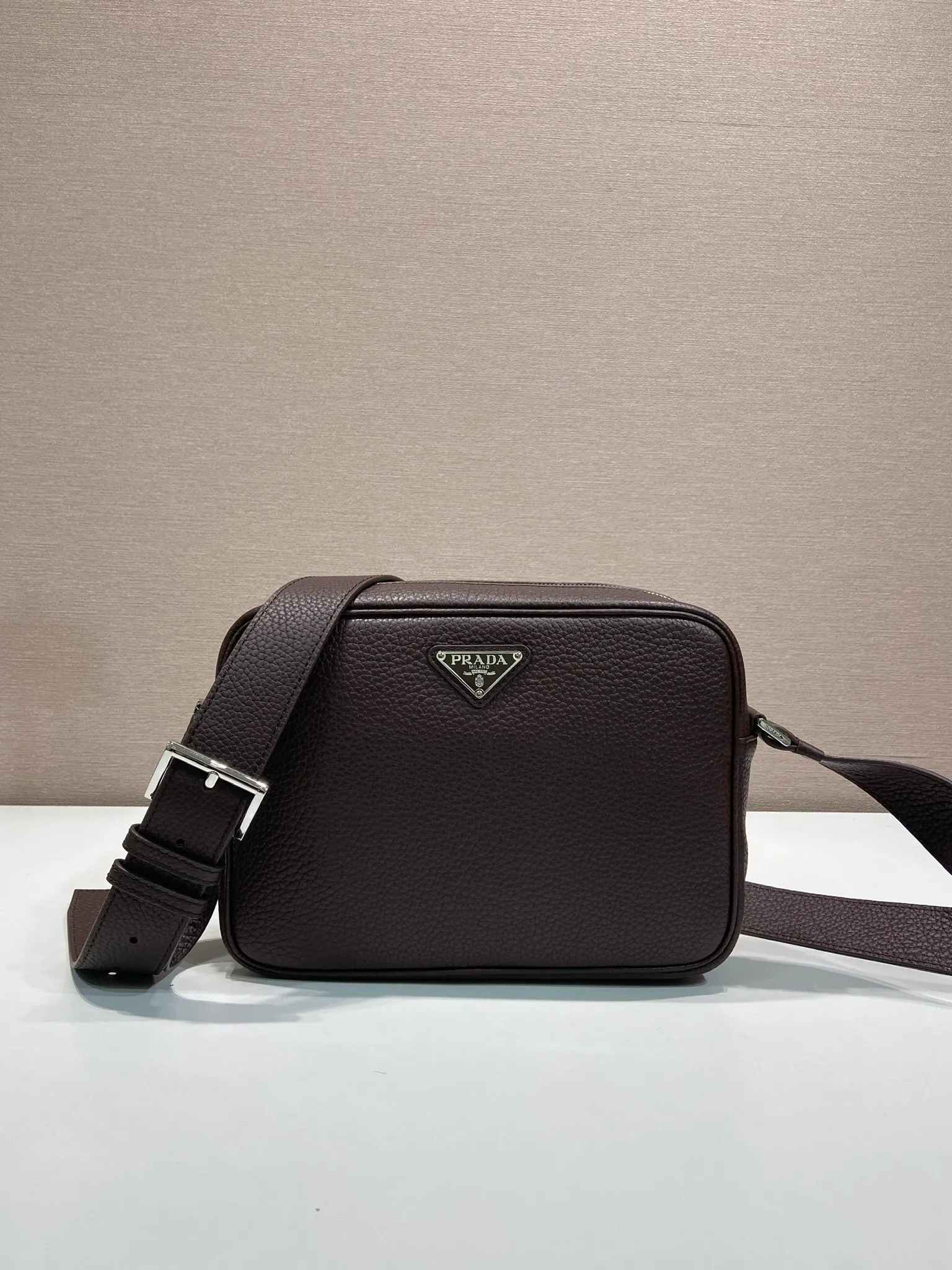 💰1520🎉New box bag🎉2VH189🎉🎉 This shoulder bag is simple, compact, exquisite and versatile, and is made of soft and delicate leather. It's embellished with the iconic triangle logo and modern details accentuate the simple silhouette. Adjustable shoulder strap with metal buckle. Zipper opening and closing, internal zipper pocket, large capacity, another popular style that will never go out of style🎉🎉worth owning, get it now🎉🎉 length 25x height 18x ​​bottom 7.5cm🎉🎉🎉💰💰💰