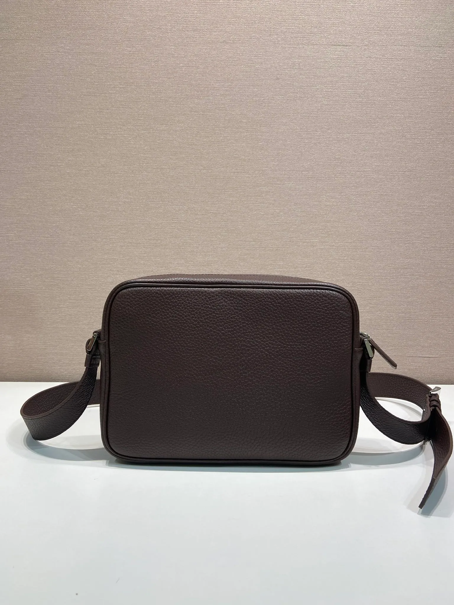 💰1520🎉New box bag🎉2VH189🎉🎉 This shoulder bag is simple, compact, exquisite and versatile, and is made of soft and delicate leather. It's embellished with the iconic triangle logo and modern details accentuate the simple silhouette. Adjustable shoulder strap with metal buckle. Zipper opening and closing, internal zipper pocket, large capacity, another popular style that will never go out of style🎉🎉worth owning, get it now🎉🎉 length 25x height 18x ​​bottom 7.5cm🎉🎉🎉💰💰💰