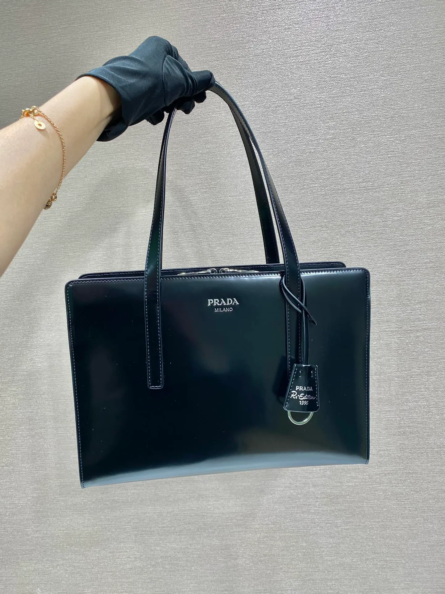 💰1700🎉New shopping bag🎉1BA350😘 This new tote shopping bag is the new spring model in 2022😘😘 It has a retro taste and good looks, handsome minimalist and cold style😘Front embossed mark design, large capacity and light, full of street feel, fashionable and atmospheric👏Worth to own🎉🎉 Length 30x height 22x base 9cm