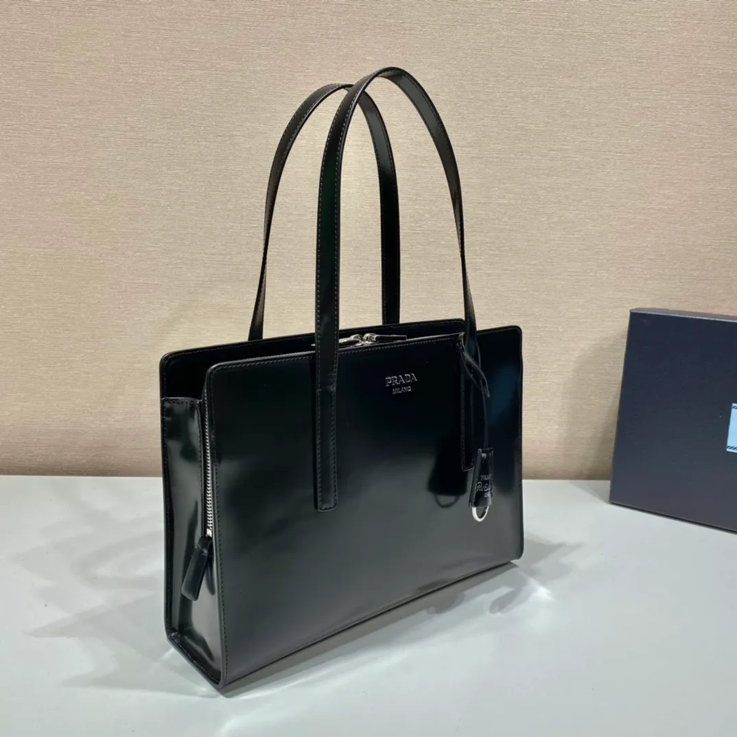 💰1700🎉New shopping bag🎉1BA350😘 This new tote shopping bag is the new spring model in 2022😘😘 It has a retro taste and good looks, handsome minimalist and cold style😘Front embossed mark design, large capacity and light, full of street feel, fashionable and atmospheric👏Worth to own🎉🎉 Length 30x height 22x base 9cm