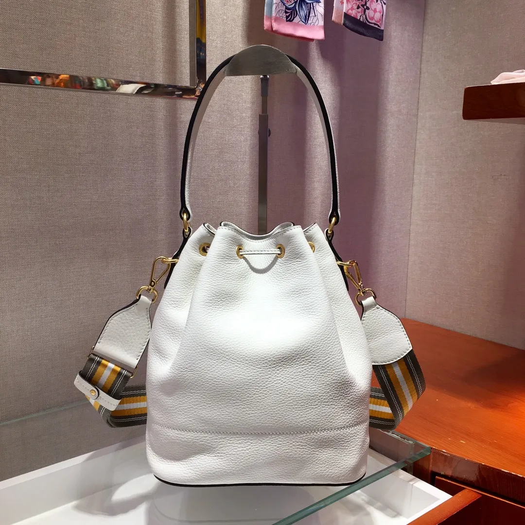 💰1660, P family has another popular bucket bag👏🏻👏🏻1BE018, the latest/most popular bucket bag🤙🤙Made of imported calfskin deerskin grain material, leather handle/2 replacement shoulder straps👏🏻👏🏻Detachable and adjustable colorful fabric shoulder straps, equipped with leather shoulder pads, metal lettering logo Decorated with a leather drawstring on the top, logo lining, there is a leather pocket inside, a large capacity and beautiful style🙋🏻🙋🏻, length 21x height 25x bottom 15cm.🤙🤙🤙💰💰💰