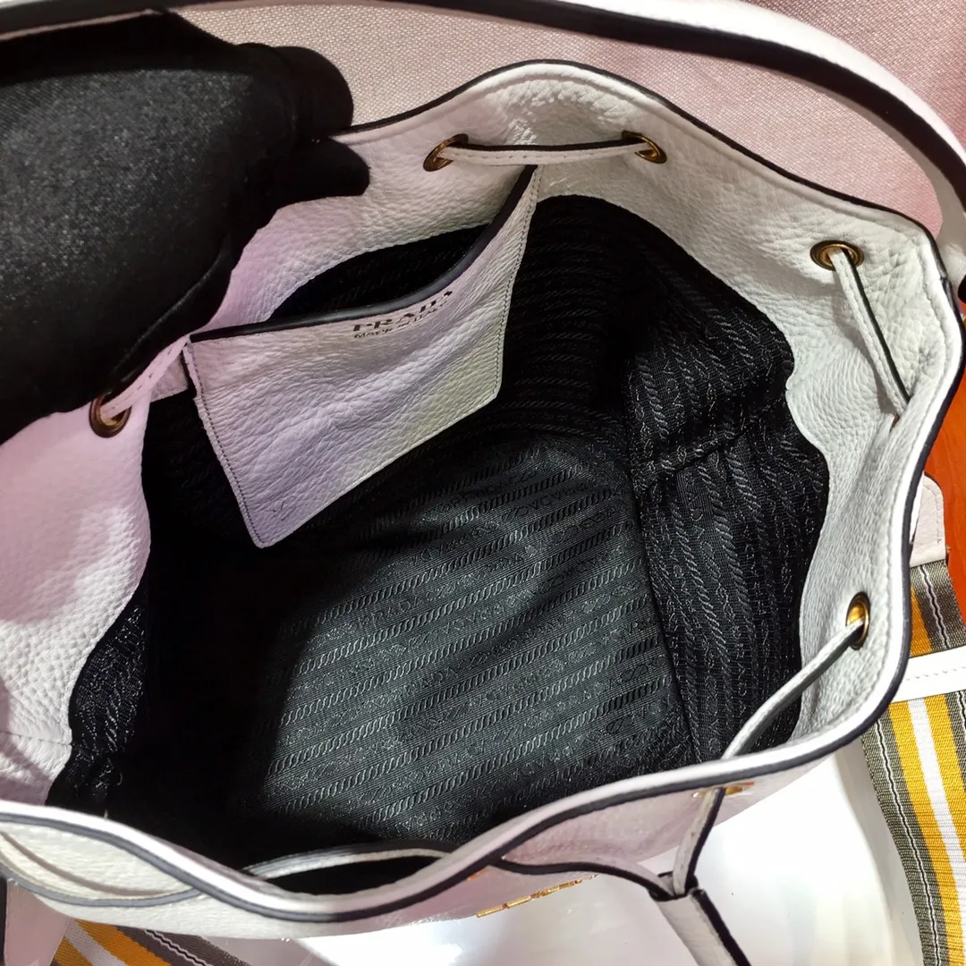 💰1660, P family has another popular bucket bag👏🏻👏🏻1BE018, the latest/most popular bucket bag🤙🤙Made of imported calfskin deerskin grain material, leather handle/2 replacement shoulder straps👏🏻👏🏻Detachable and adjustable colorful fabric shoulder straps, equipped with leather shoulder pads, metal lettering logo Decorated with a leather drawstring on the top, logo lining, there is a leather pocket inside, a large capacity and beautiful style🙋🏻🙋🏻, length 21x height 25x bottom 15cm.🤙🤙🤙💰💰💰