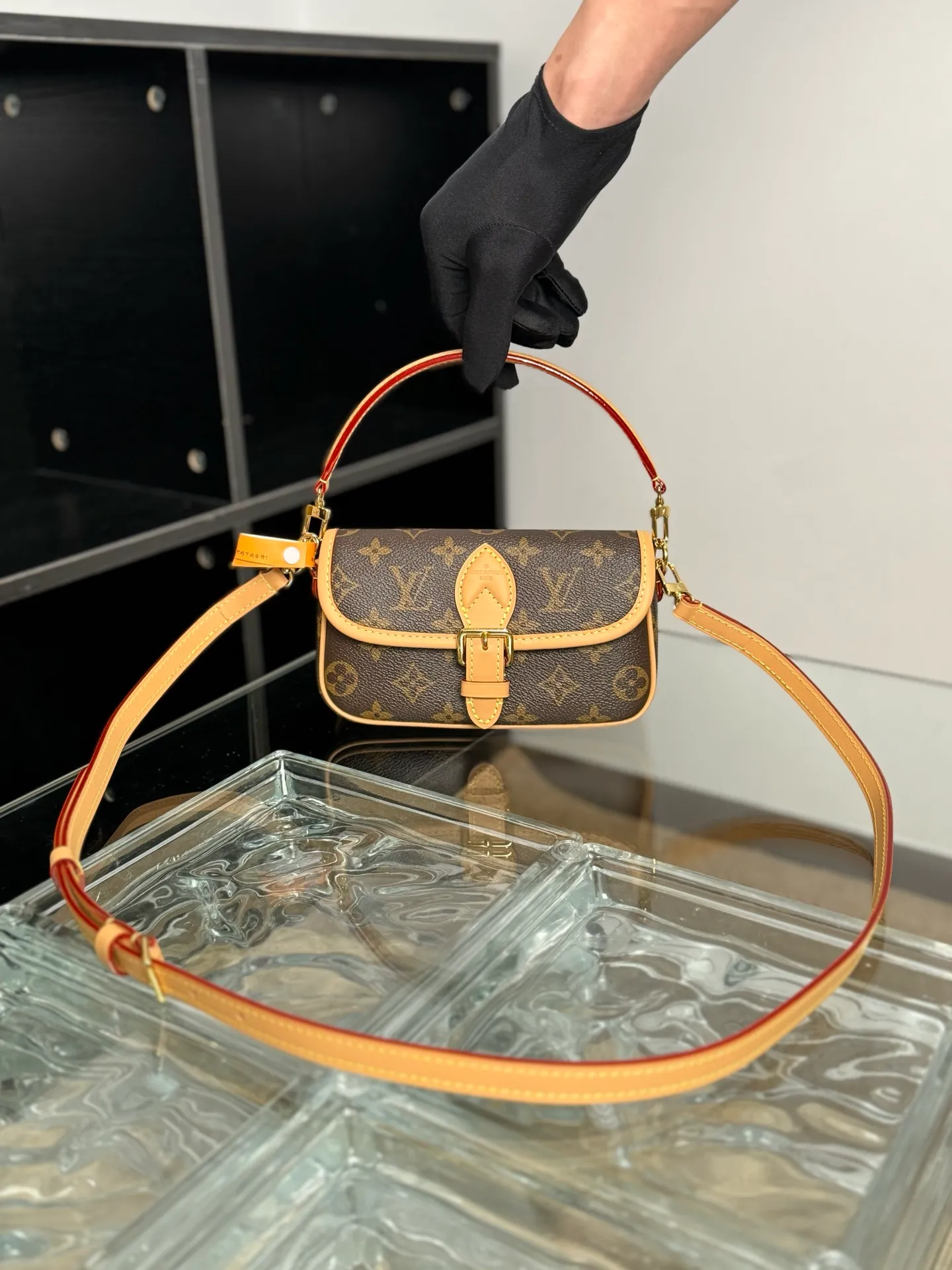 P¥1040, NANO DIANE hand-made goods [100% MB special grade all-steel 163C01 chip version original leather] Model: M83298 presbyopia Material: A-grade all-steel hardware, imported original fabric Size: 19x10.5x6CM