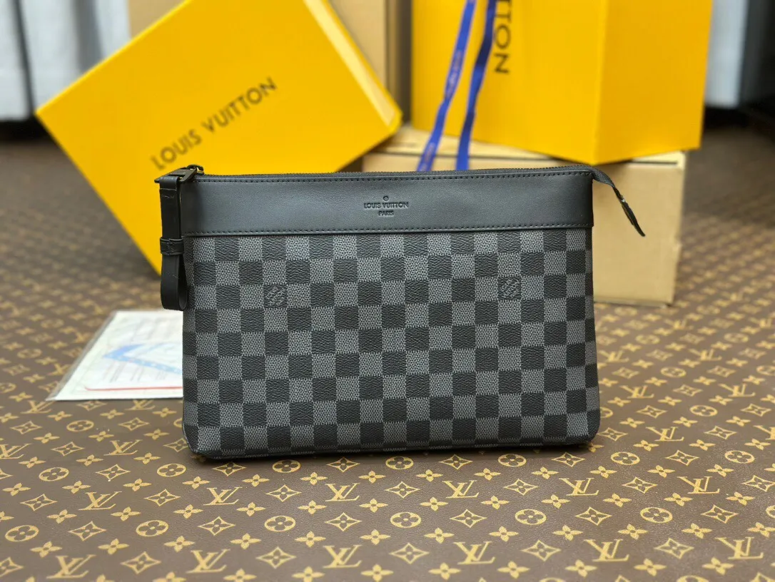 P¥460👉nfc dynamic chip version👈【Top original order, all-steel hardware】M82543 Black Check POCHETTE VOYAGE SOUPLE Clutch Pochette Voyage Souple Clutch is made of soft Monogram Eclipse coated canvas, and uses rounded strokes to outline the classic Pochette Voyage Clutch lines, bringing a comfortable travel experience. M82543 Full leather embossed, black floral black leather, black grid black leather, presbyopic black leather, Pila brand front compartment clutch, small clutch oo [handshake] [handshake] Slim configuration with zipper compartment and magnetic back pocket. 30x 21 x 7.5 cm (length x height x width)