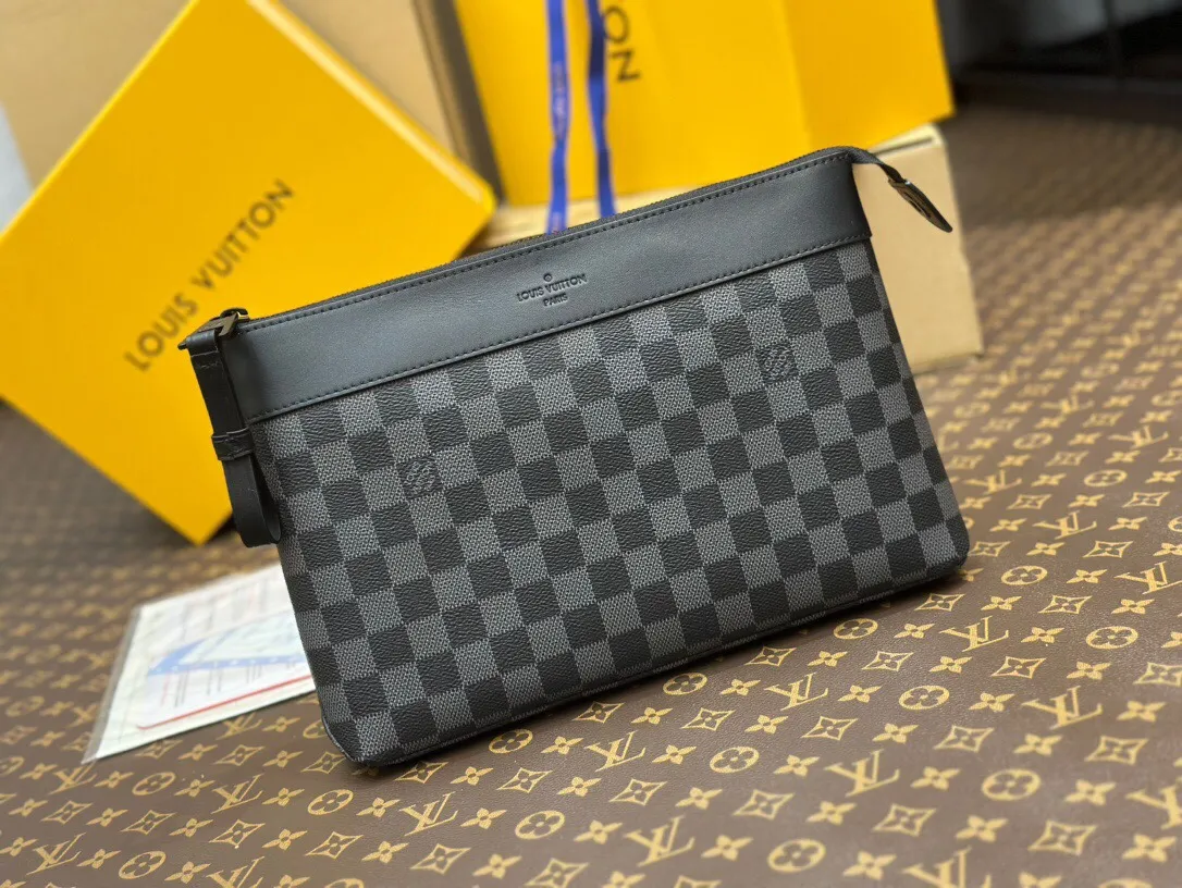 P¥460👉nfc dynamic chip version👈【Top original order, all-steel hardware】M82543 Black Check POCHETTE VOYAGE SOUPLE Clutch Pochette Voyage Souple Clutch is made of soft Monogram Eclipse coated canvas, and uses rounded strokes to outline the classic Pochette Voyage Clutch lines, bringing a comfortable travel experience. M82543 Full leather embossed, black floral black leather, black grid black leather, presbyopic black leather, Pila brand front compartment clutch, small clutch oo [handshake] [handshake] Slim configuration with zipper compartment and magnetic back pocket. 30x 21 x 7.5 cm (length x height x width)