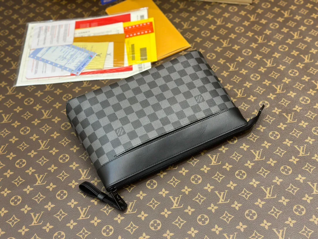 P¥460👉nfc dynamic chip version👈【Top original order, all-steel hardware】M82543 Black Check POCHETTE VOYAGE SOUPLE Clutch Pochette Voyage Souple Clutch is made of soft Monogram Eclipse coated canvas, and uses rounded strokes to outline the classic Pochette Voyage Clutch lines, bringing a comfortable travel experience. M82543 Full leather embossed, black floral black leather, black grid black leather, presbyopic black leather, Pila brand front compartment clutch, small clutch oo [handshake] [handshake] Slim configuration with zipper compartment and magnetic back pocket. 30x 21 x 7.5 cm (length x height x width)