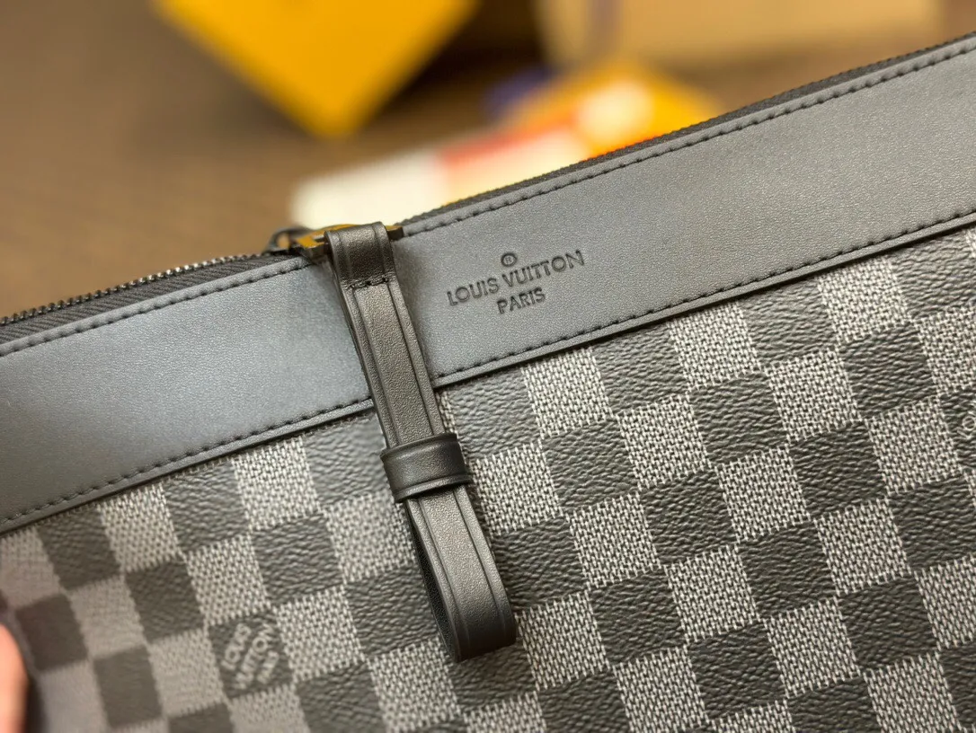 P¥460👉nfc dynamic chip version👈【Top original order, all-steel hardware】M82543 Black Check POCHETTE VOYAGE SOUPLE Clutch Pochette Voyage Souple Clutch is made of soft Monogram Eclipse coated canvas, and uses rounded strokes to outline the classic Pochette Voyage Clutch lines, bringing a comfortable travel experience. M82543 Full leather embossed, black floral black leather, black grid black leather, presbyopic black leather, Pila brand front compartment clutch, small clutch oo [handshake] [handshake] Slim configuration with zipper compartment and magnetic back pocket. 30x 21 x 7.5 cm (length x height x width)