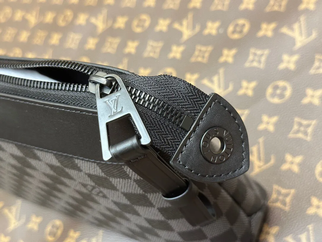 P¥460👉nfc dynamic chip version👈【Top original order, all-steel hardware】M82543 Black Check POCHETTE VOYAGE SOUPLE Clutch Pochette Voyage Souple Clutch is made of soft Monogram Eclipse coated canvas, and uses rounded strokes to outline the classic Pochette Voyage Clutch lines, bringing a comfortable travel experience. M82543 Full leather embossed, black floral black leather, black grid black leather, presbyopic black leather, Pila brand front compartment clutch, small clutch oo [handshake] [handshake] Slim configuration with zipper compartment and magnetic back pocket. 30x 21 x 7.5 cm (length x height x width)