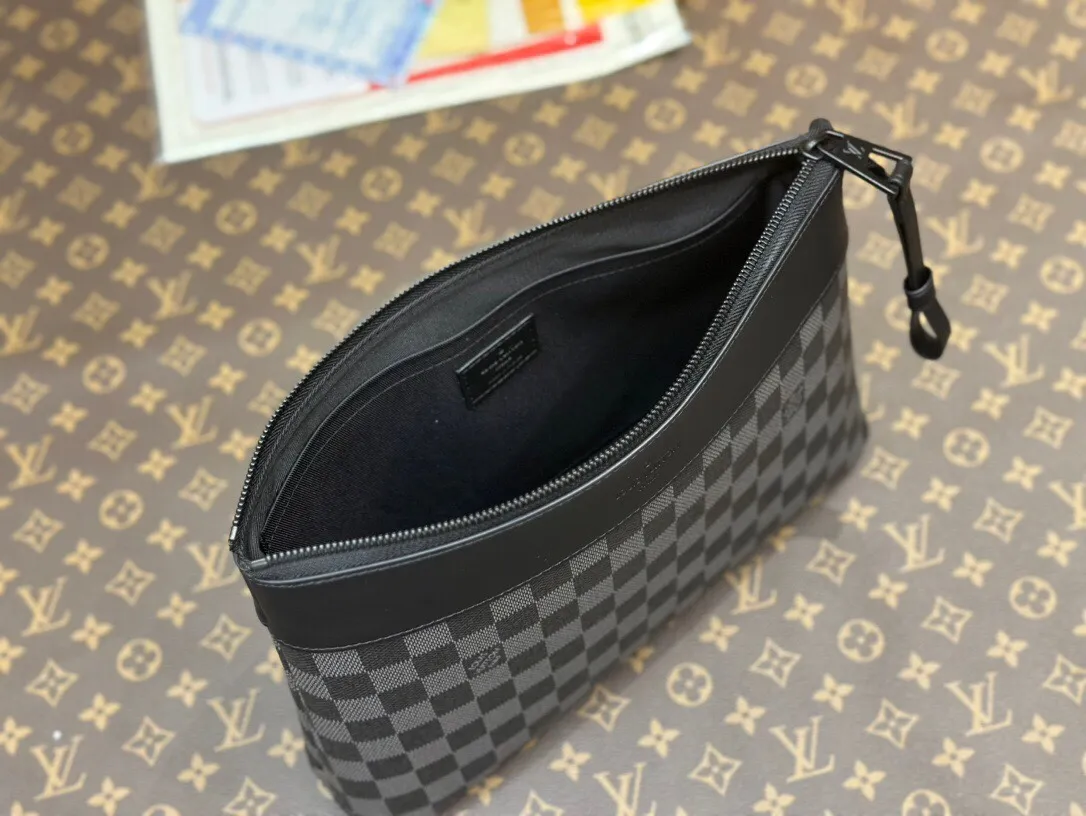 P¥460👉nfc dynamic chip version👈【Top original order, all-steel hardware】M82543 Black Check POCHETTE VOYAGE SOUPLE Clutch Pochette Voyage Souple Clutch is made of soft Monogram Eclipse coated canvas, and uses rounded strokes to outline the classic Pochette Voyage Clutch lines, bringing a comfortable travel experience. M82543 Full leather embossed, black floral black leather, black grid black leather, presbyopic black leather, Pila brand front compartment clutch, small clutch oo [handshake] [handshake] Slim configuration with zipper compartment and magnetic back pocket. 30x 21 x 7.5 cm (length x height x width)