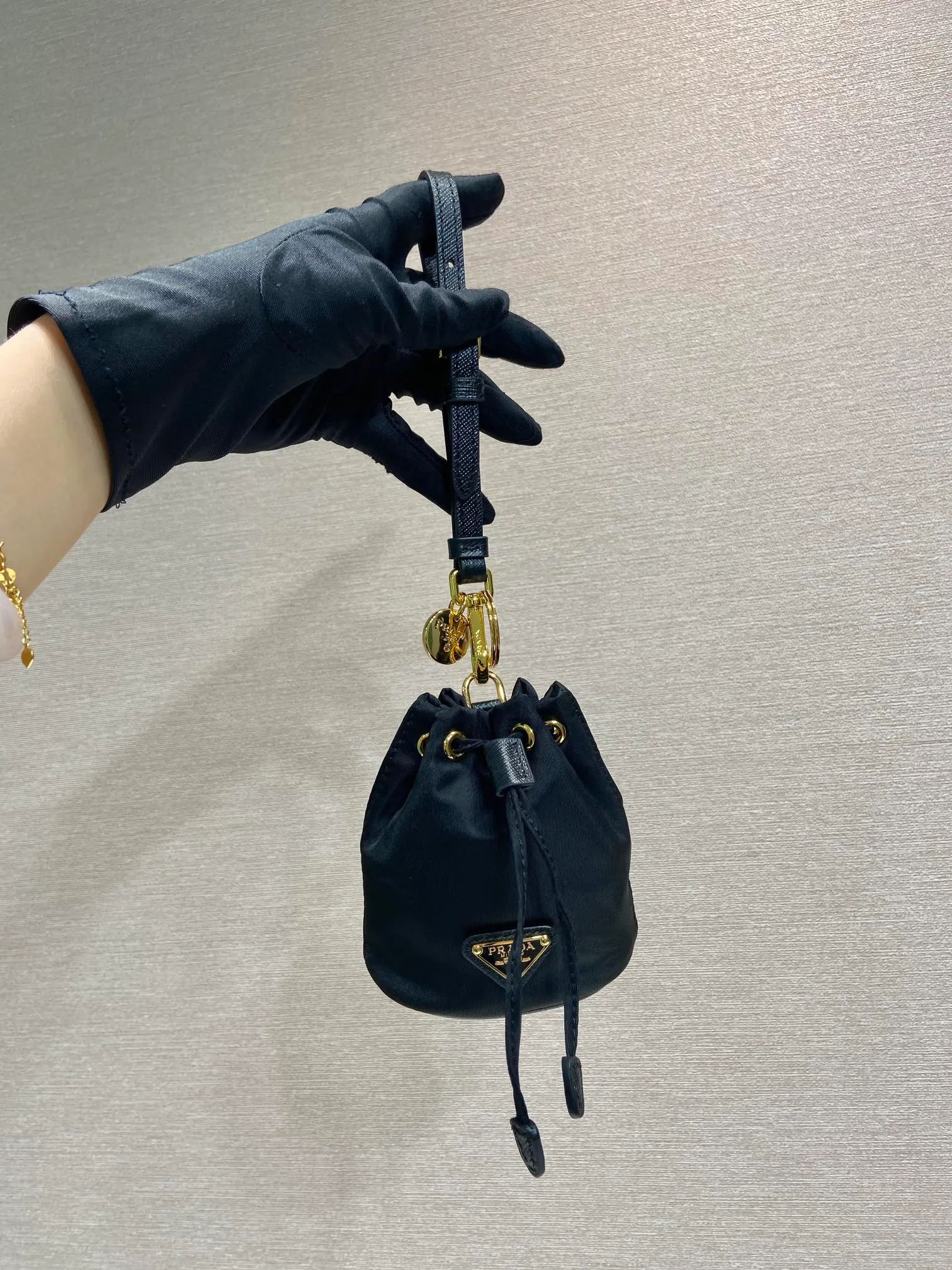💰380🎉mini bucket bag🎉1TT202 new product🎉🎉 This bucket-shaped mini bag is made of Re-Nylon, with a drawstring design at the mouth, and exquisite details such as leather wristbands and gold-plated hardware. The capacity is large, and cards/car keys🔑/lipstick💄 are all no problem. The mini bucket bag you have been longing for has arrived👏👏 Length 8.5x Height 10.5cm🎉🎉🎉👏👏👏