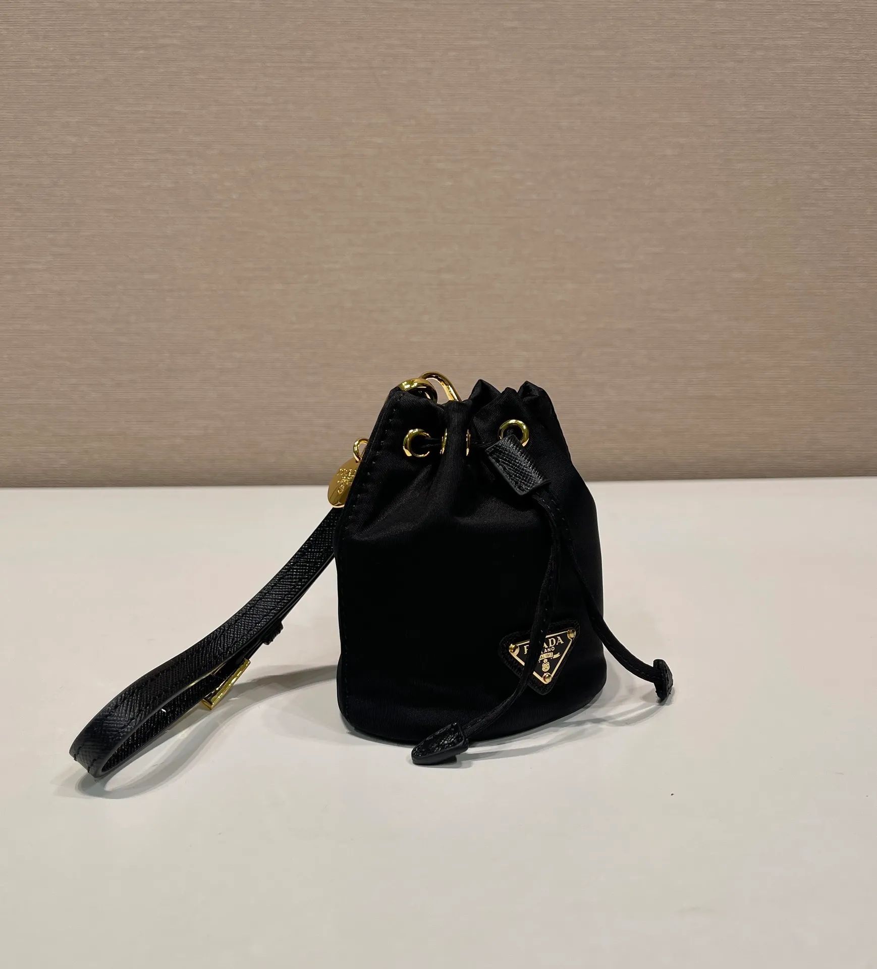 💰380🎉mini bucket bag🎉1TT202 new product🎉🎉 This bucket-shaped mini bag is made of Re-Nylon, with a drawstring design at the mouth, and exquisite details such as leather wristbands and gold-plated hardware. The capacity is large, and cards/car keys🔑/lipstick💄 are all no problem. The mini bucket bag you have been longing for has arrived👏👏 Length 8.5x Height 10.5cm🎉🎉🎉👏👏👏