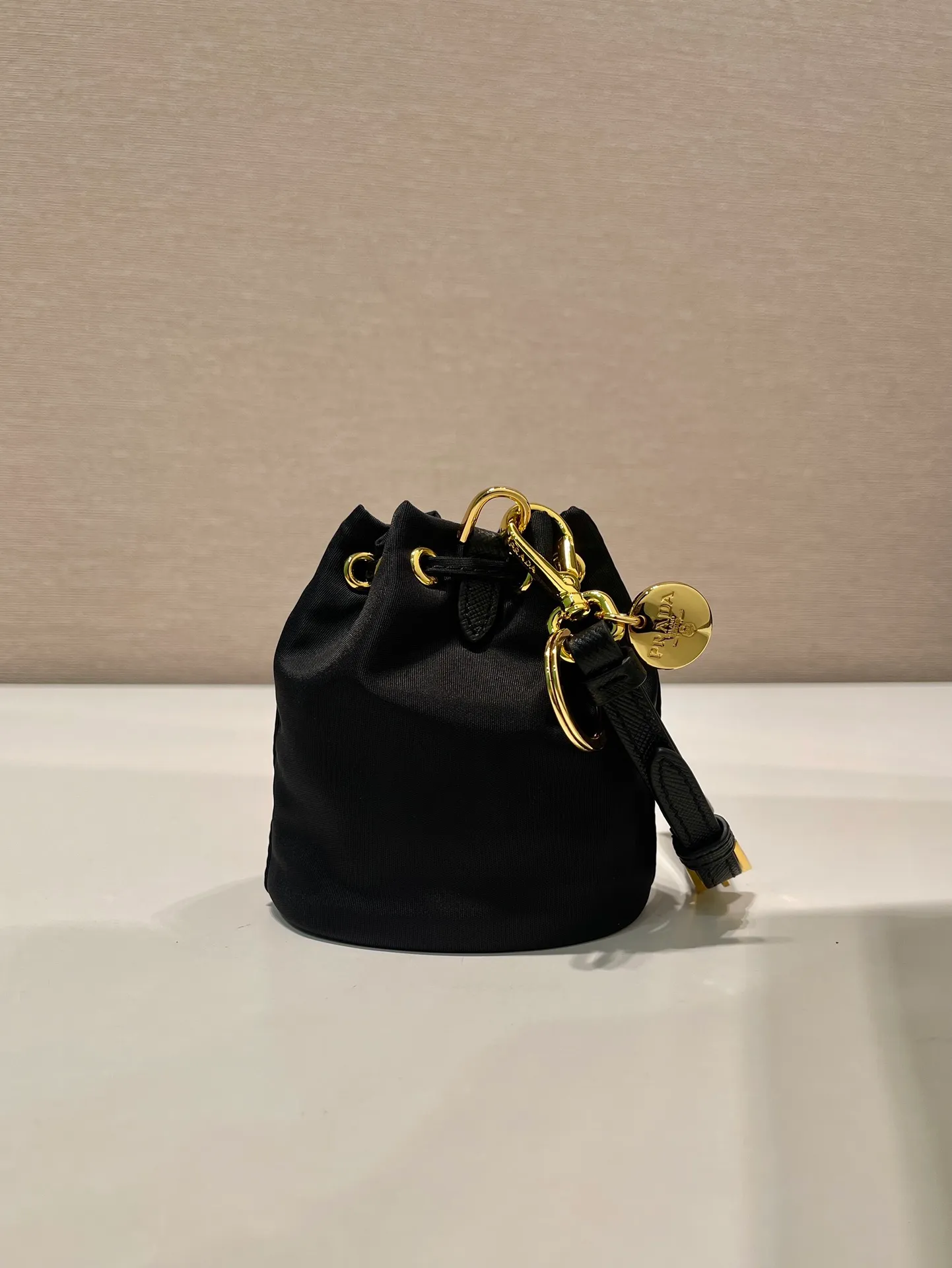 💰380🎉mini bucket bag🎉1TT202 new product🎉🎉 This bucket-shaped mini bag is made of Re-Nylon, with a drawstring design at the mouth, and exquisite details such as leather wristbands and gold-plated hardware. The capacity is large, and cards/car keys🔑/lipstick💄 are all no problem. The mini bucket bag you have been longing for has arrived👏👏 Length 8.5x Height 10.5cm🎉🎉🎉👏👏👏