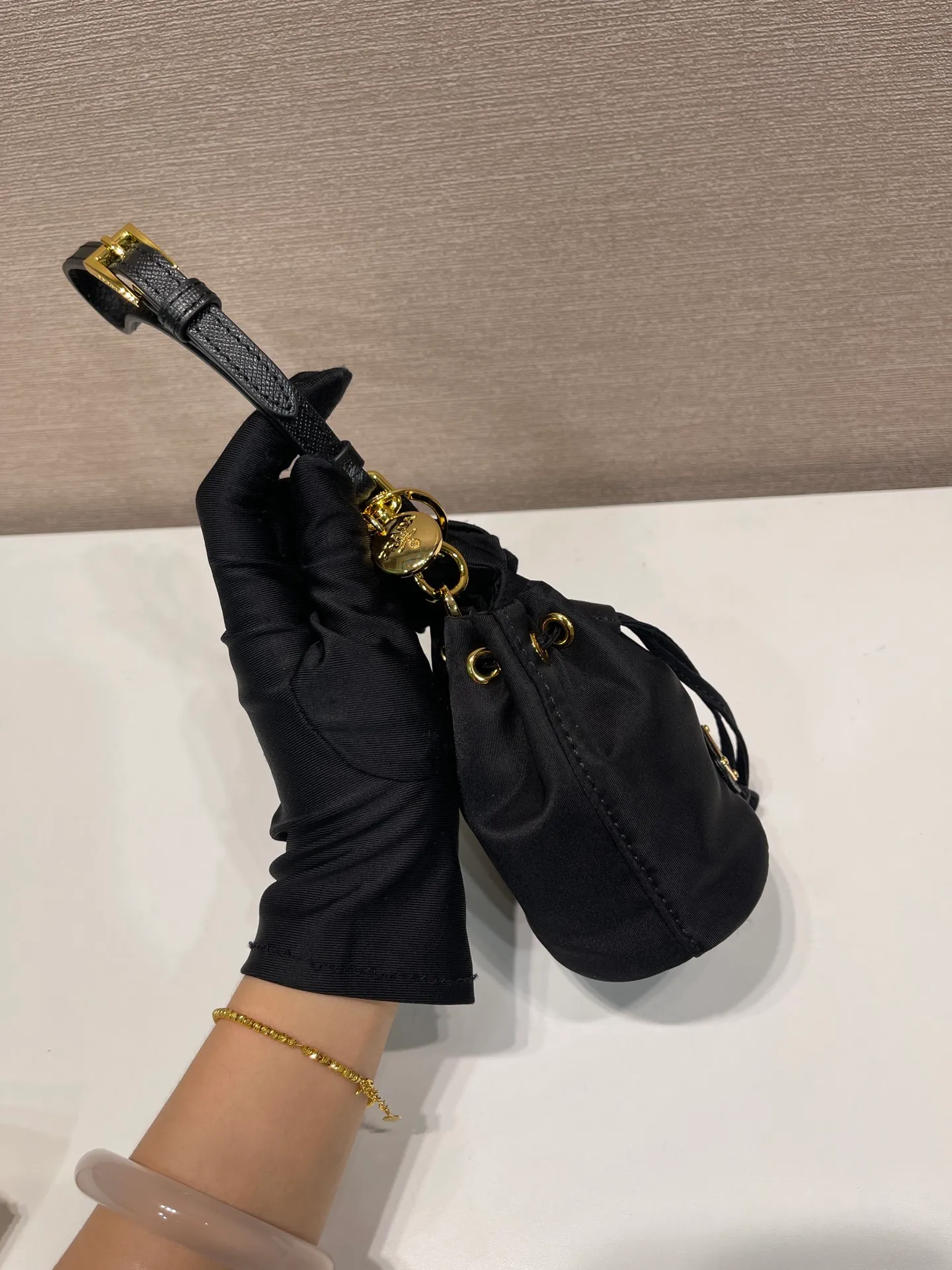 💰380🎉mini bucket bag🎉1TT202 new product🎉🎉 This bucket-shaped mini bag is made of Re-Nylon, with a drawstring design at the mouth, and exquisite details such as leather wristbands and gold-plated hardware. The capacity is large, and cards/car keys🔑/lipstick💄 are all no problem. The mini bucket bag you have been longing for has arrived👏👏 Length 8.5x Height 10.5cm🎉🎉🎉👏👏👏