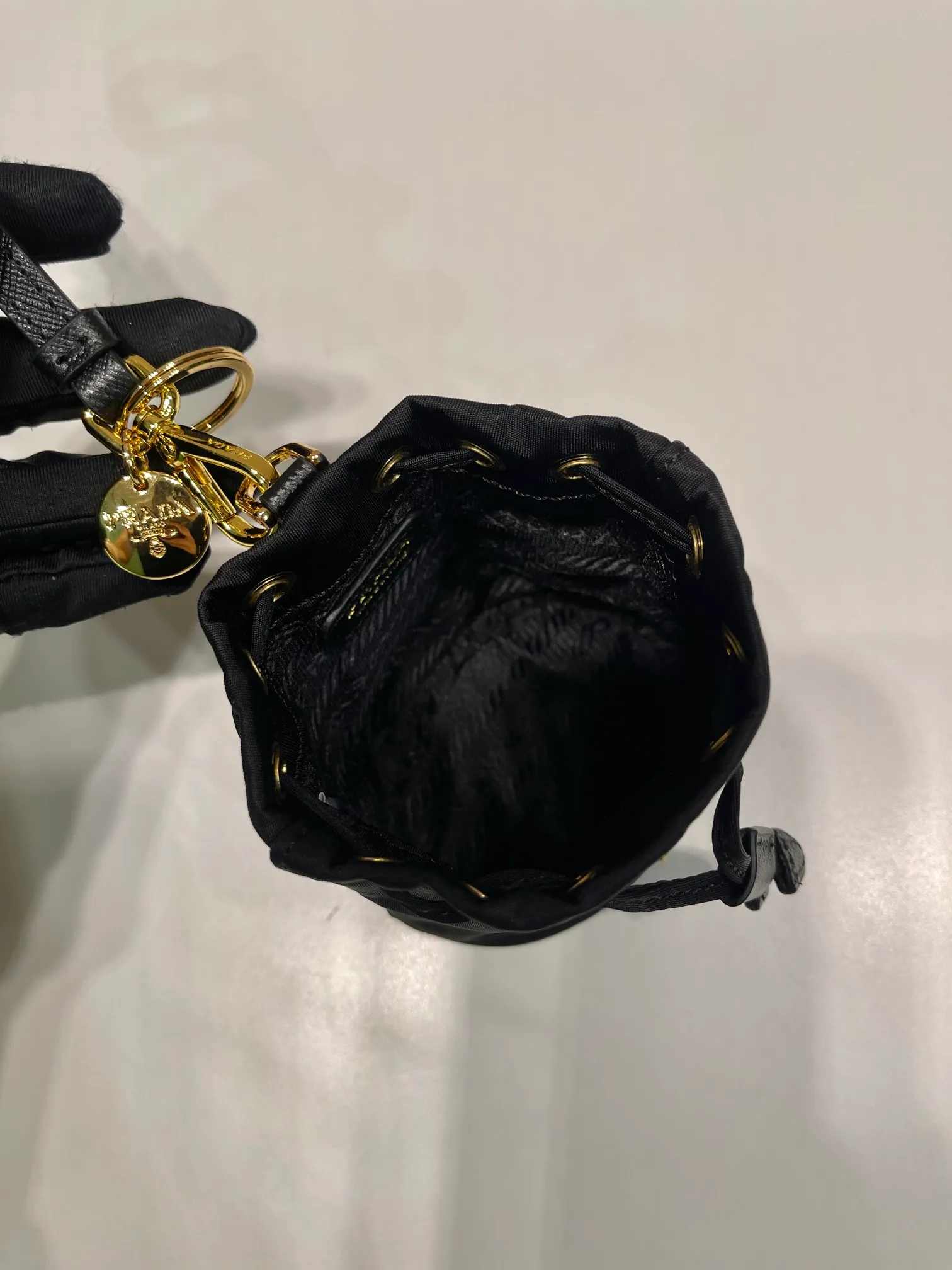 💰380🎉mini bucket bag🎉1TT202 new product🎉🎉 This bucket-shaped mini bag is made of Re-Nylon, with a drawstring design at the mouth, and exquisite details such as leather wristbands and gold-plated hardware. The capacity is large, and cards/car keys🔑/lipstick💄 are all no problem. The mini bucket bag you have been longing for has arrived👏👏 Length 8.5x Height 10.5cm🎉🎉🎉👏👏👏