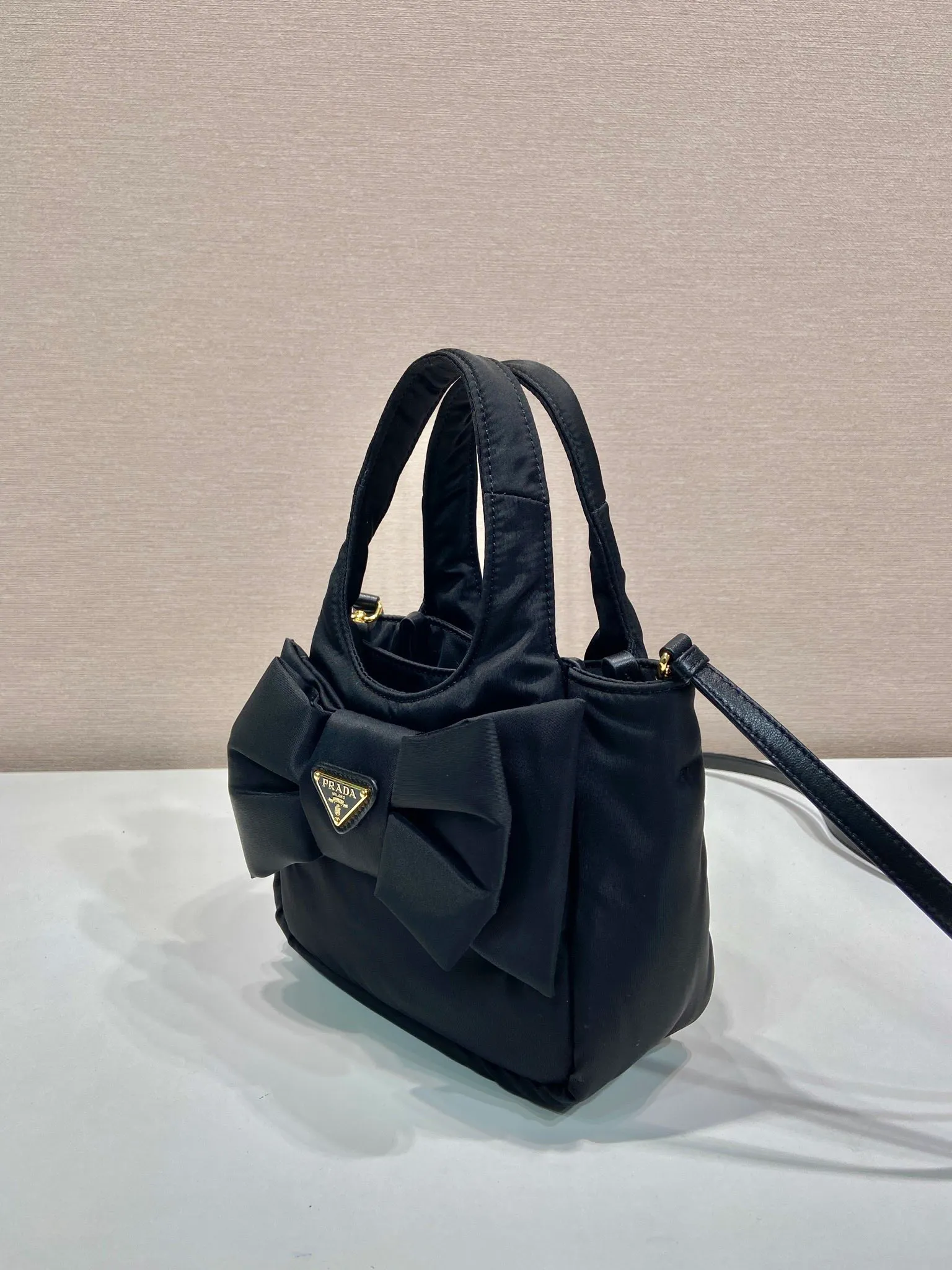 💰1120🎉Bow Tie🎉1BA359 Vegetable Basket🎉🎉 This bow vegetable basket bag is designed with stuffed nylon fabric and sheepskin, equipped with a detachable and adjustable long shoulder strap, showing a romantic and unconventional fashion spirit. The soft silhouette is paired with a minimalist Oversize bow, and the modern and feminine style is refreshing. It has a large capacity and is a popular model that will never go out of style🎉🎉Hurry up and get it🎉🎉 Length 18x height 15.5x base 10cm🎉🎉🎉👏👏👏