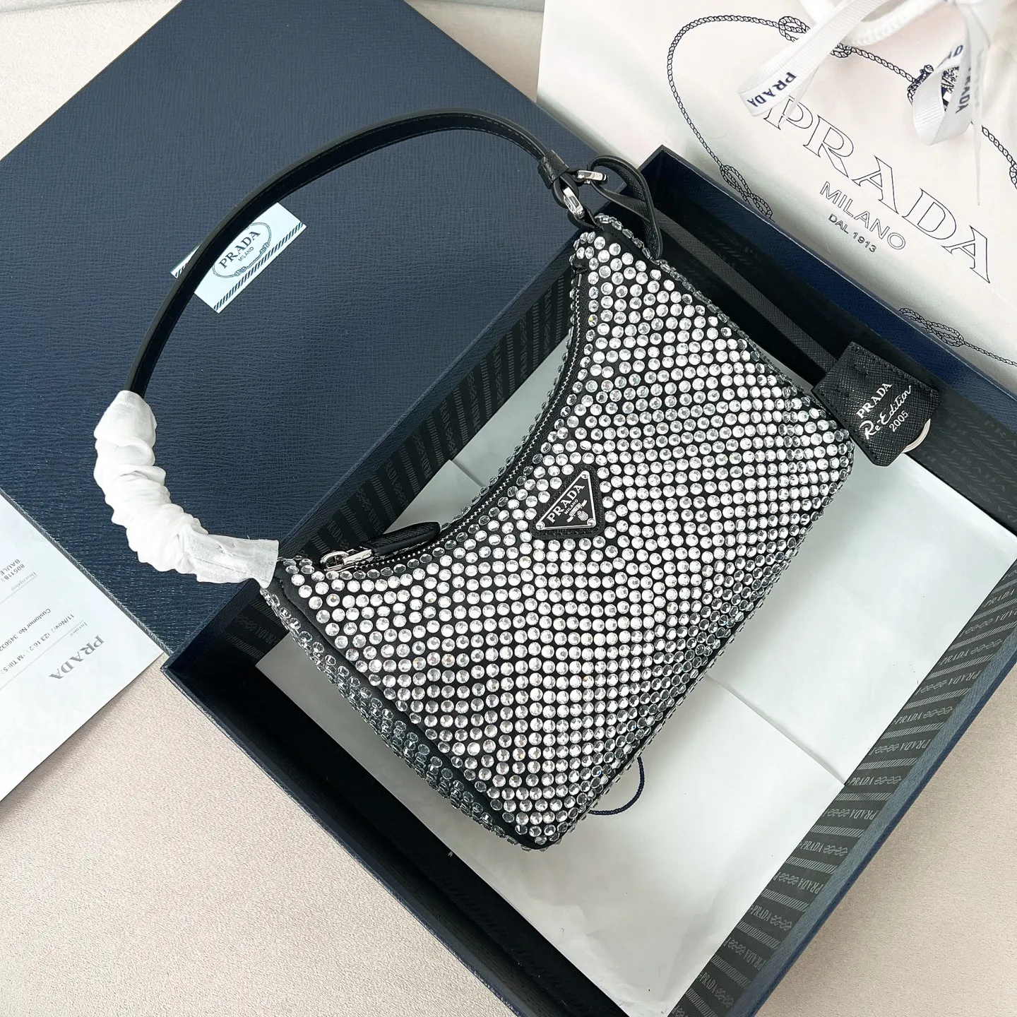💰1040✨New product launch✨2026 new global limited edition crystal full diamond Hobo underarm bag Re-edition 2005 Hobo underarm bag has become a mainstream fashion trend! Super versatile and good-looking, fashionable people must buy it! The whole-body "crystal" is dazzling. It is not only practical, lightweight but also beautiful. The spacious internal compartments are simply awesome👏 The new favorite of fashionistas. The perfect details are comparable to brick cabinets. Super 5🌟 Size: 22*17*6 Black