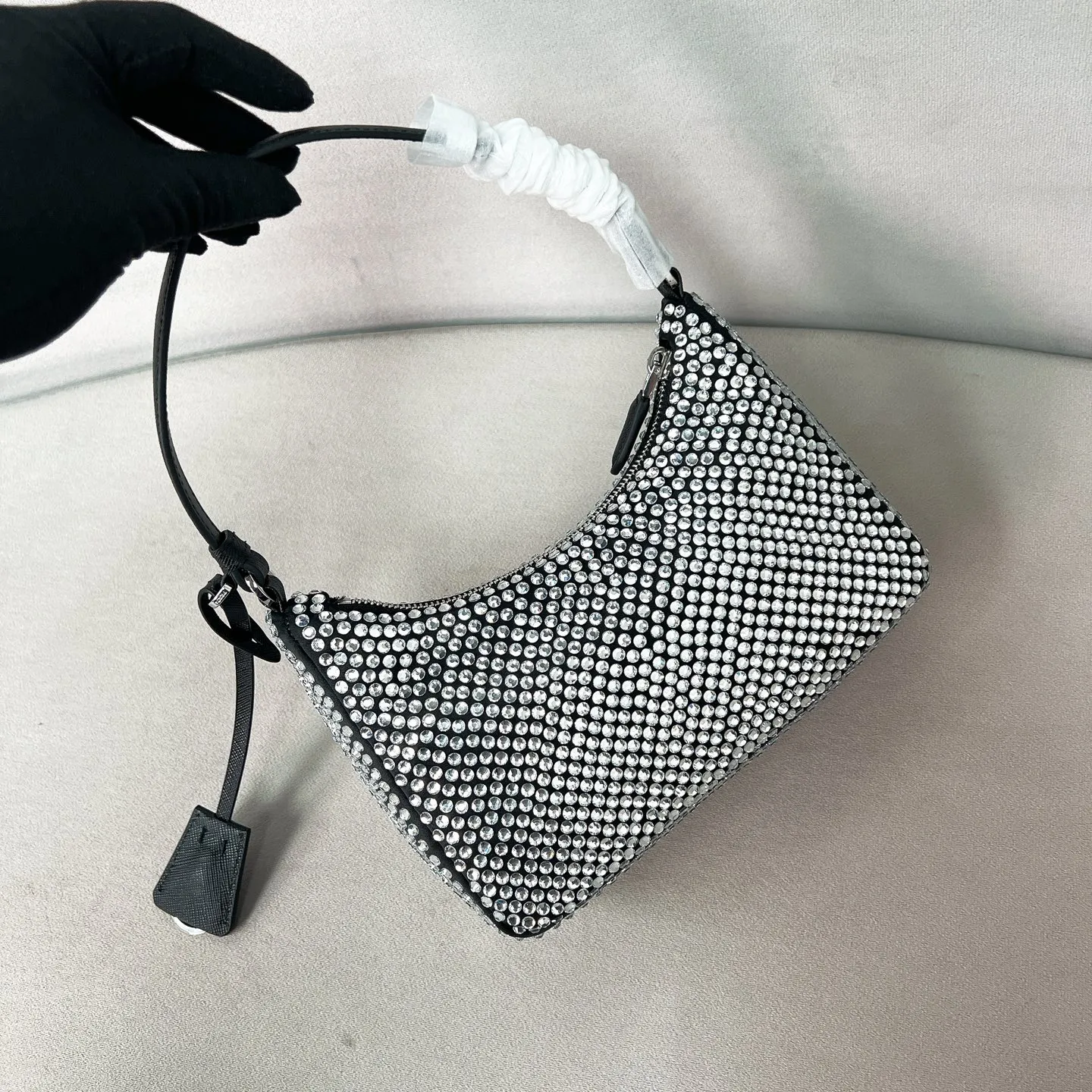 💰1040✨New product launch✨2026 new global limited edition crystal full diamond Hobo underarm bag Re-edition 2005 Hobo underarm bag has become a mainstream fashion trend! Super versatile and good-looking, fashionable people must buy it! The whole-body "crystal" is dazzling. It is not only practical, lightweight but also beautiful. The spacious internal compartments are simply awesome👏 The new favorite of fashionistas. The perfect details are comparable to brick cabinets. Super 5🌟 Size: 22*17*6 Black